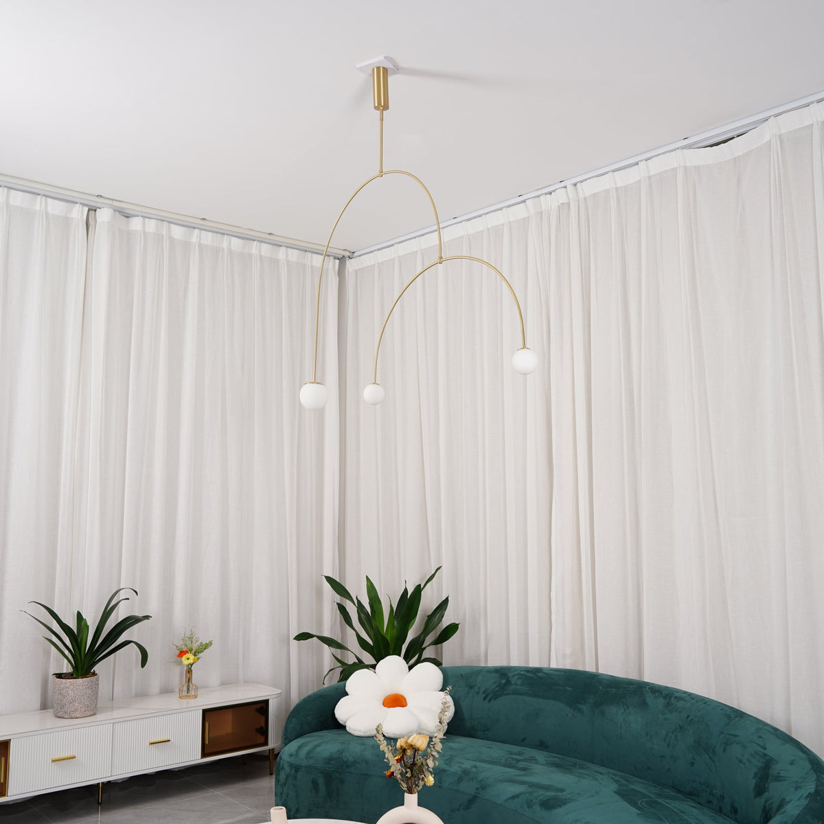 Candelabro Viraiseon móvel, preto e minimalista