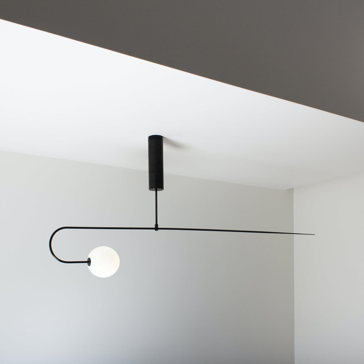 Candelabro Viraiseon móvel, preto e minimalista
