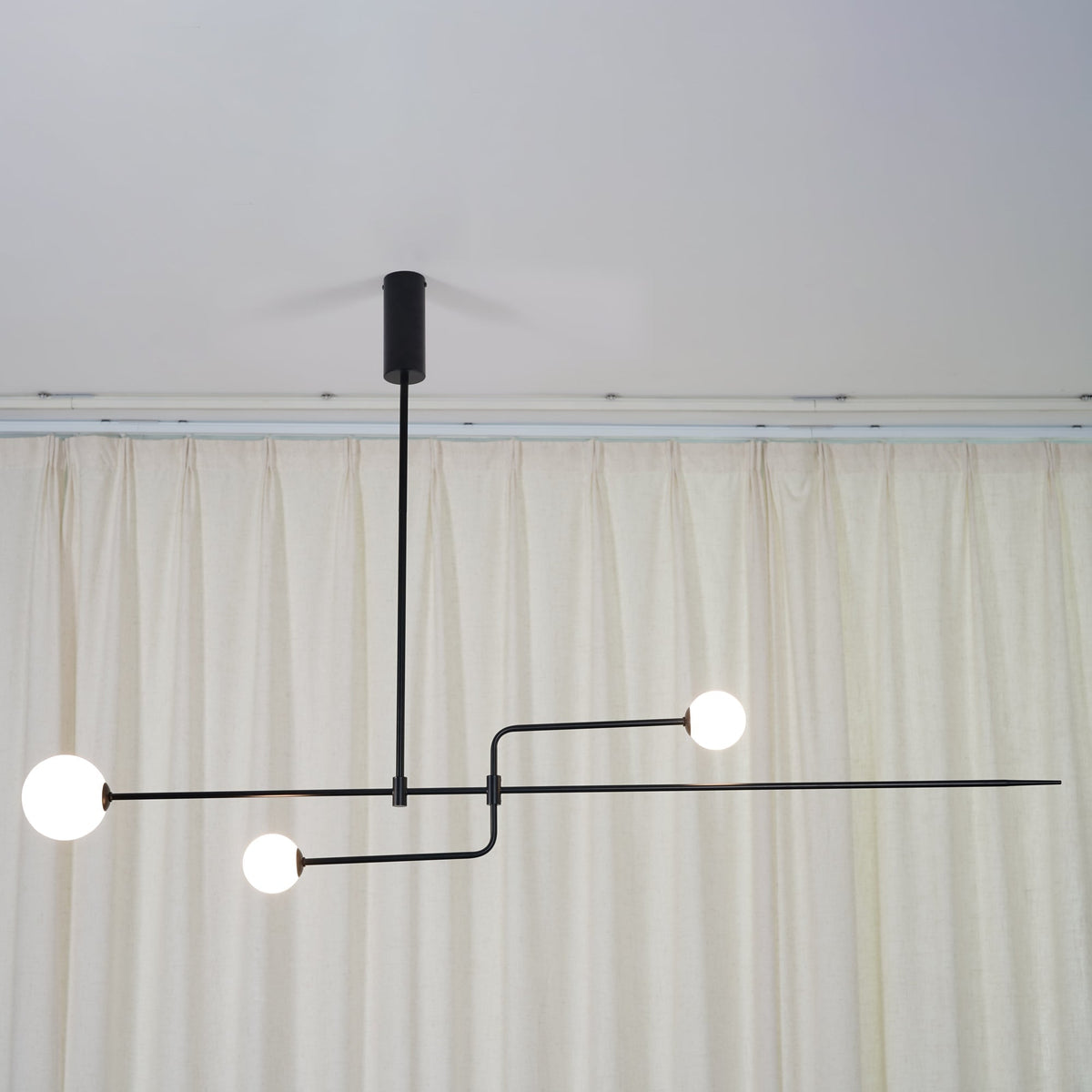 Candelabro Viraiseon móvel, preto e minimalista