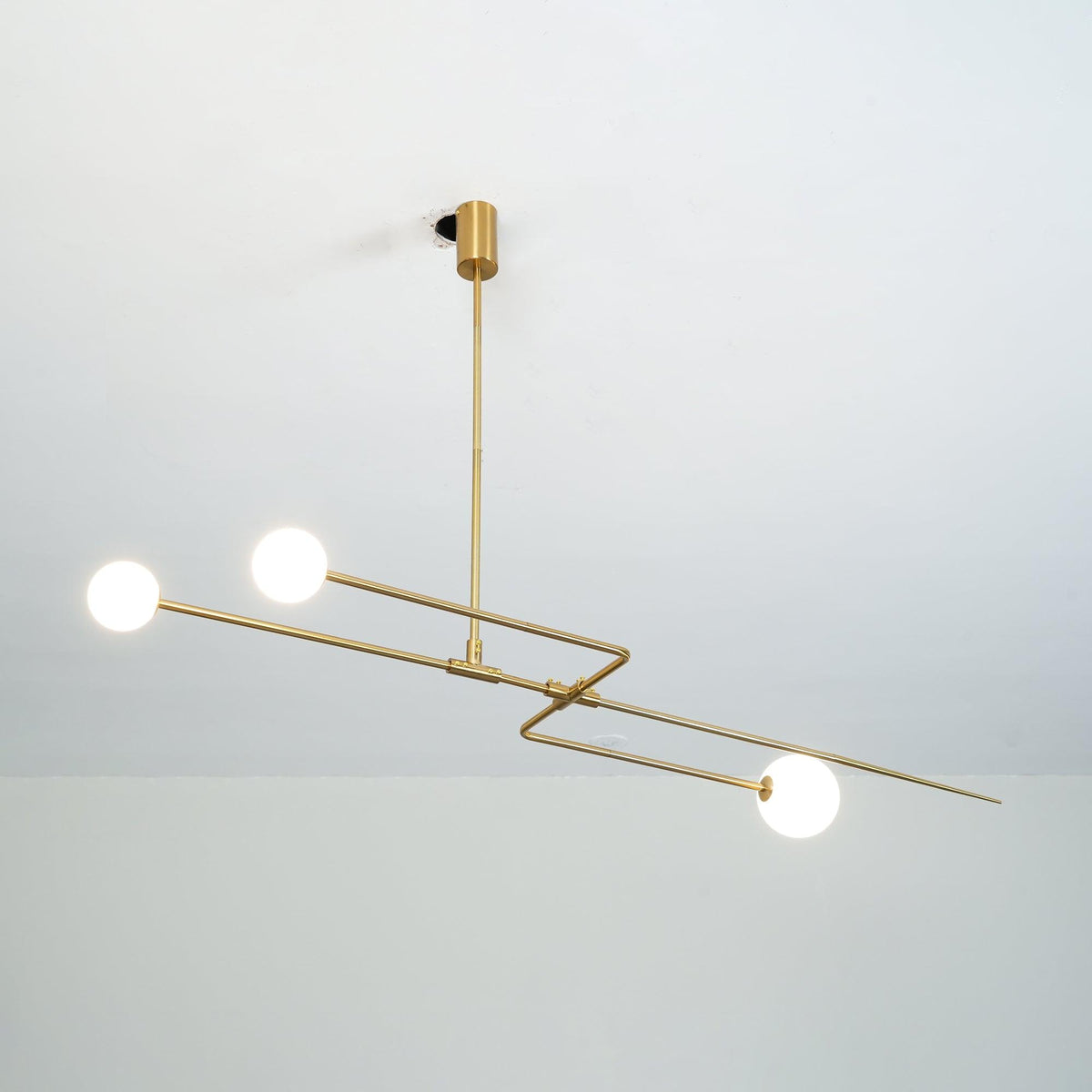 Candelabro Viraiseon móvel, preto e minimalista