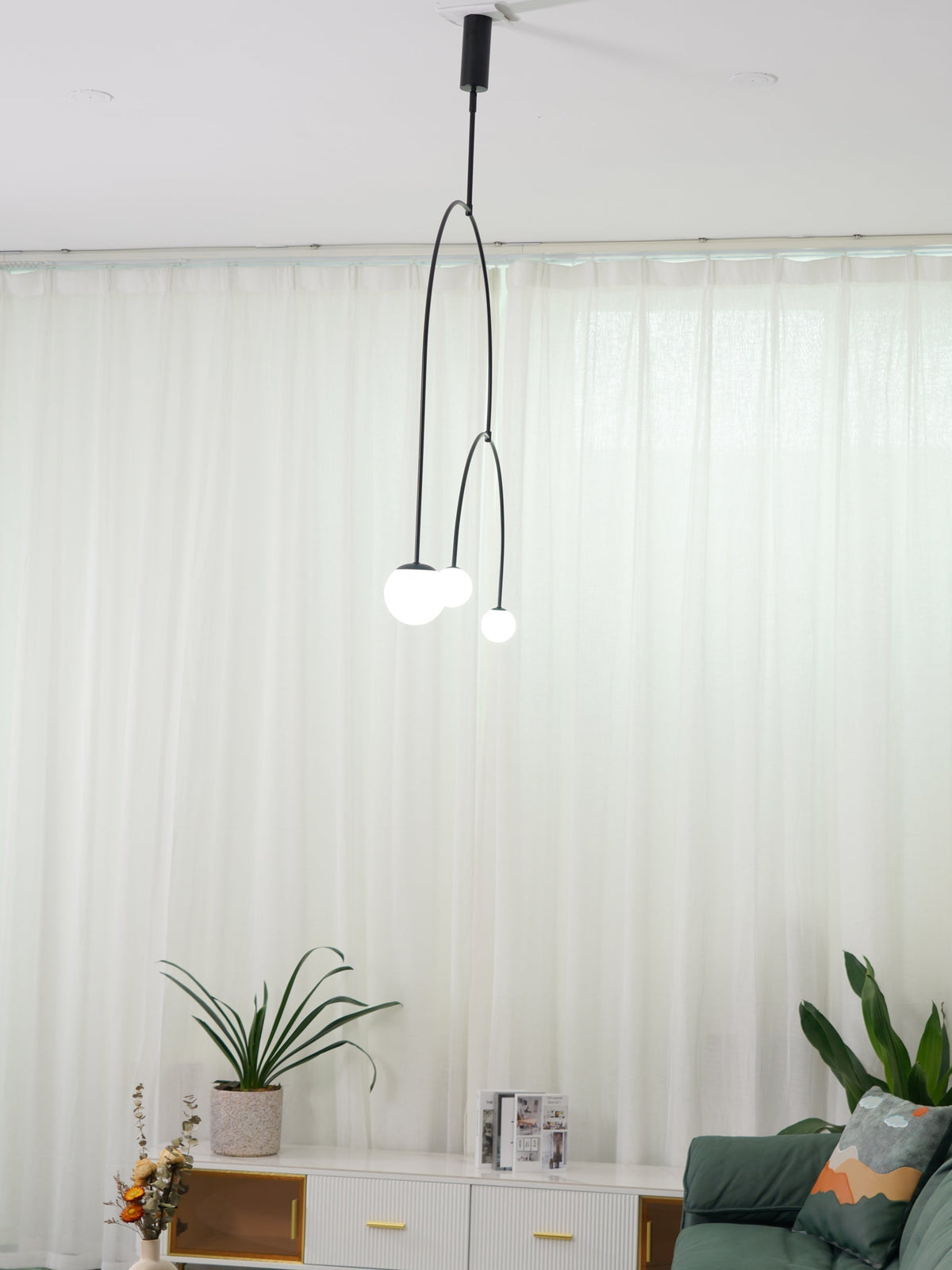 Candelabro Viraiseon móvel, preto e minimalista