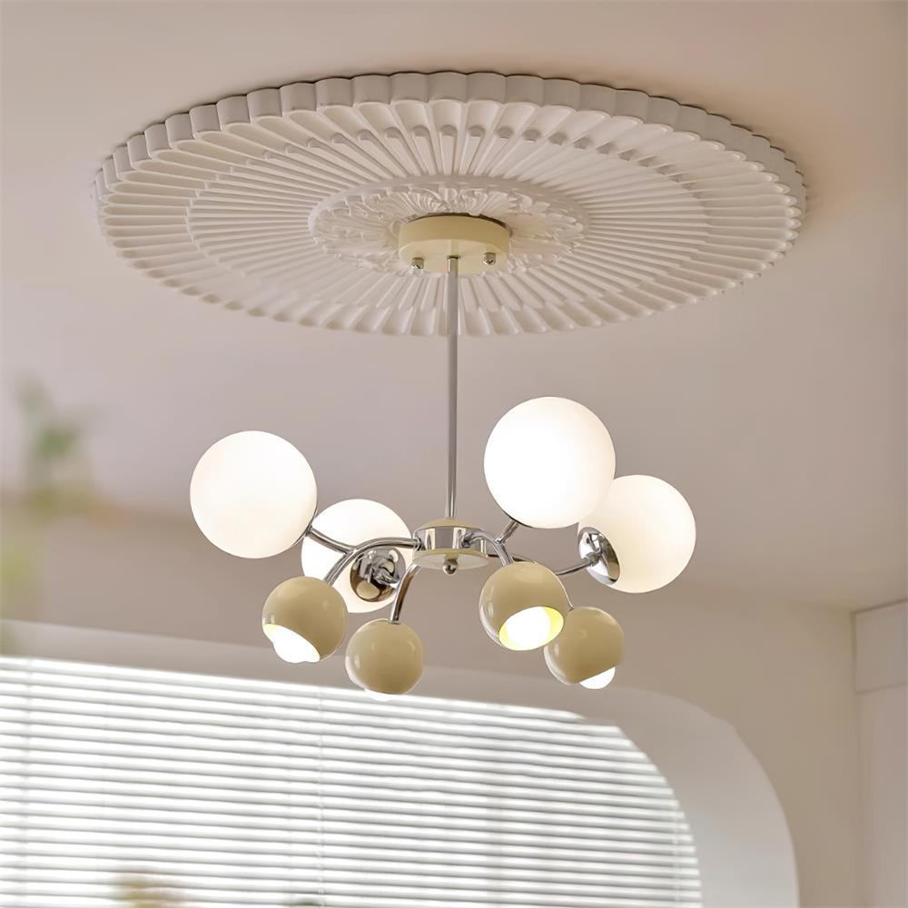 Eloria lysekrone med glaskuppel og kronbladsdesign, minimalistisk stemningsbelysning