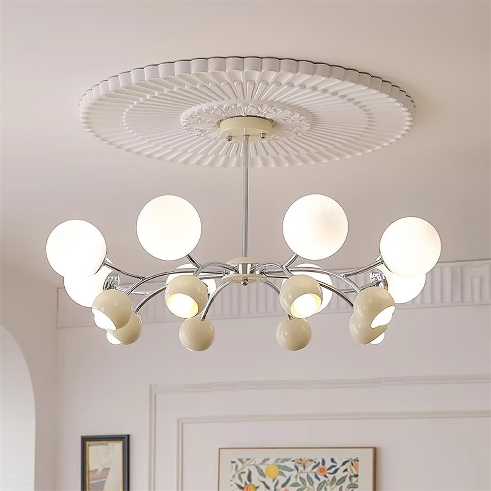 Eloria lysekrone med glaskuppel og kronbladsdesign, minimalistisk stemningsbelysning