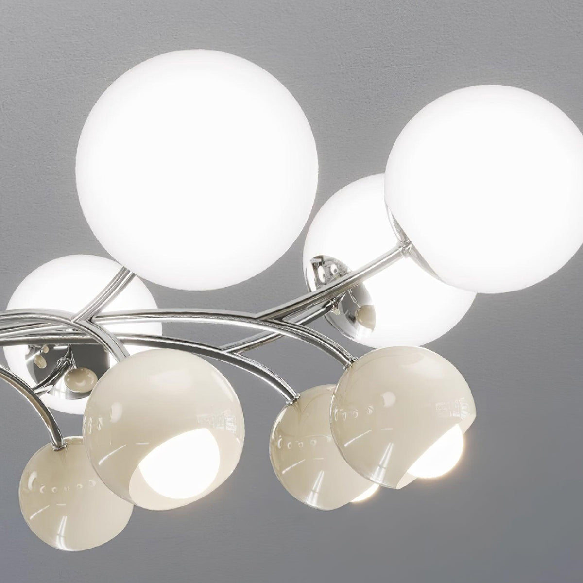 Eloria lysekrone med glaskuppel og kronbladsdesign, minimalistisk stemningsbelysning