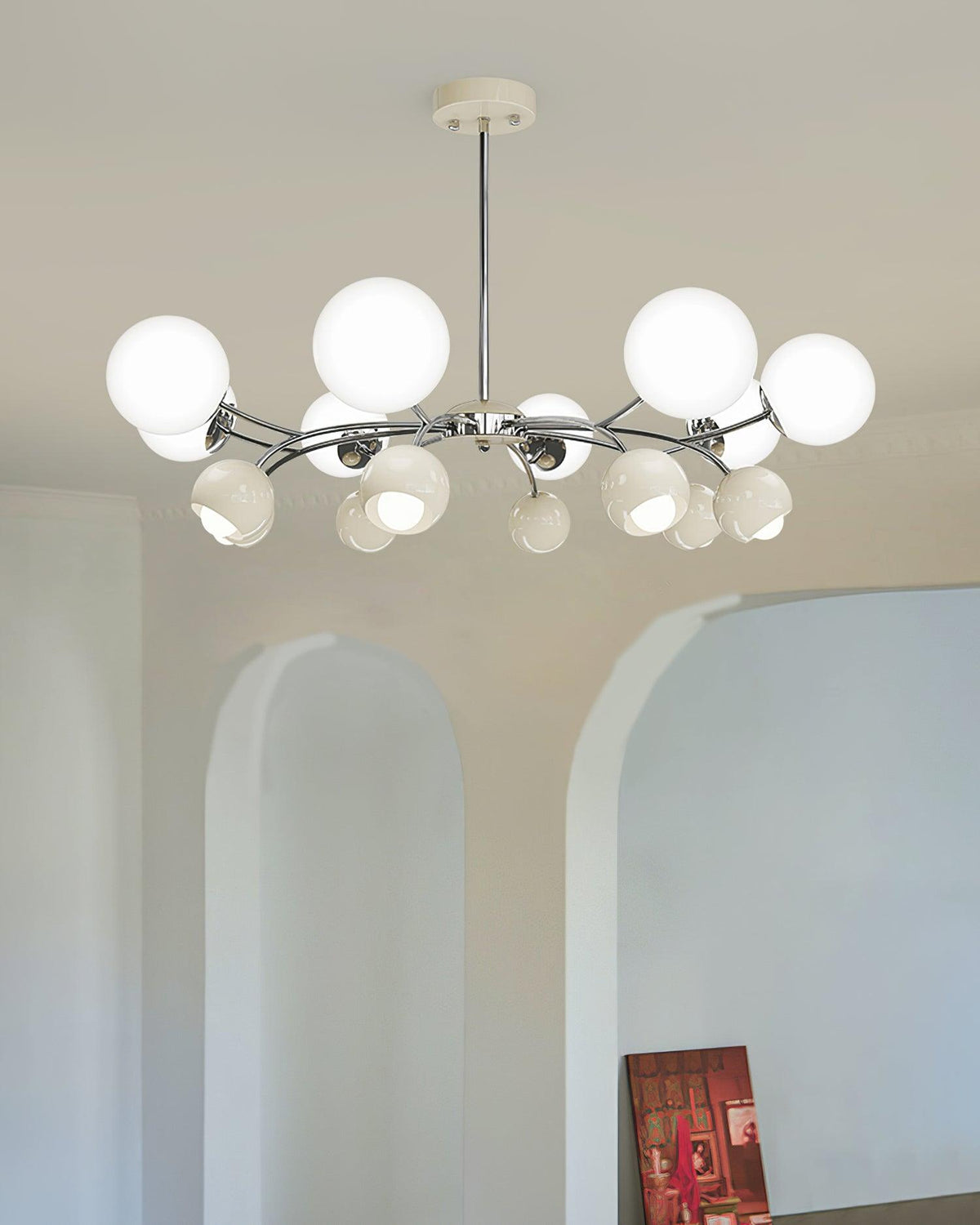 Eloria lysekrone med glaskuppel og kronbladsdesign, minimalistisk stemningsbelysning