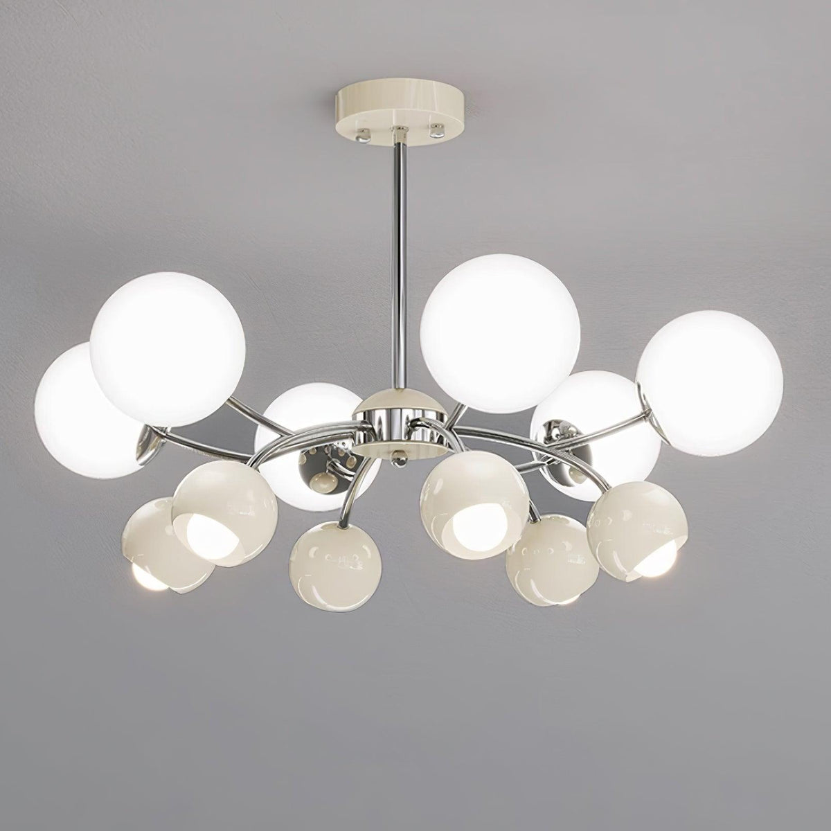 Eloria lysekrone med glaskuppel og kronbladsdesign, minimalistisk stemningsbelysning