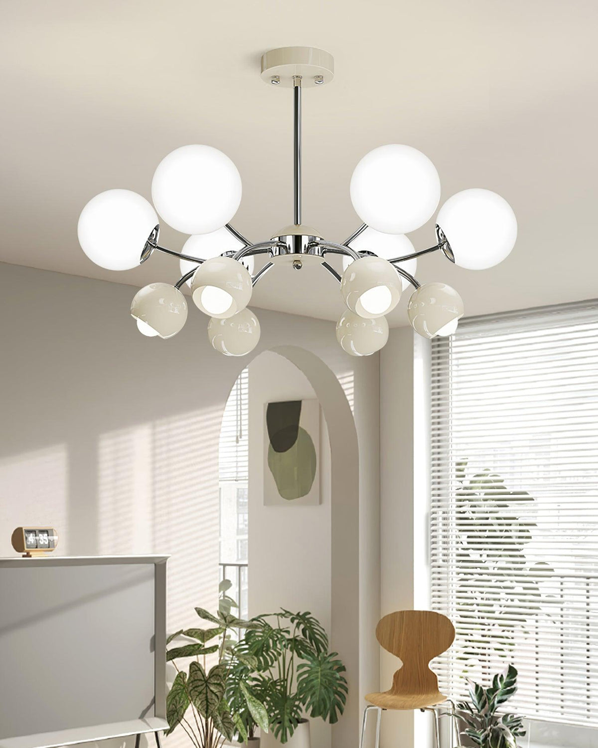 Eloria lysekrone med glaskuppel og kronbladsdesign, minimalistisk stemningsbelysning