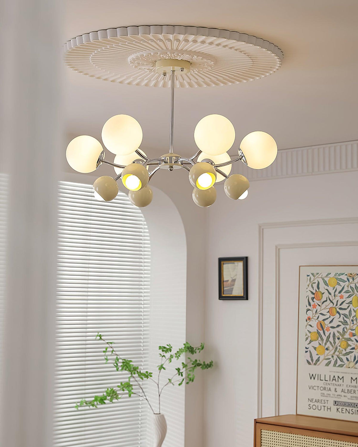 Eloria lysekrone med glaskuppel og kronbladsdesign, minimalistisk stemningsbelysning