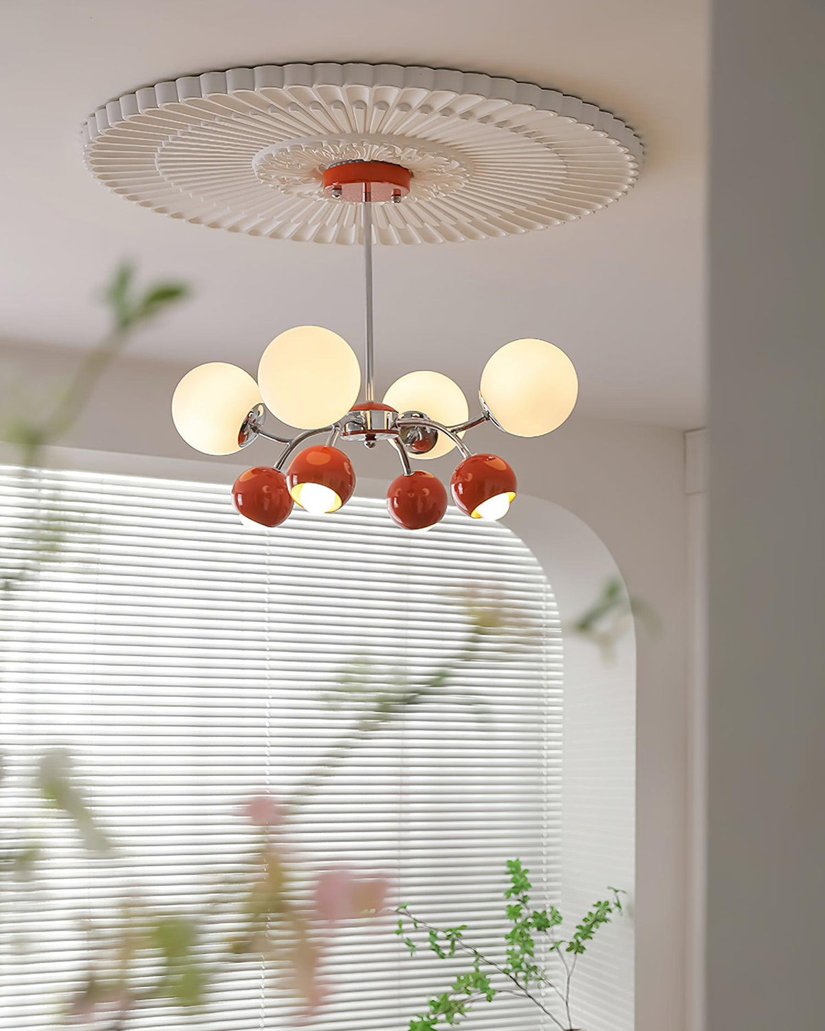 Eloria lysekrone med glaskuppel og kronbladsdesign, minimalistisk stemningsbelysning
