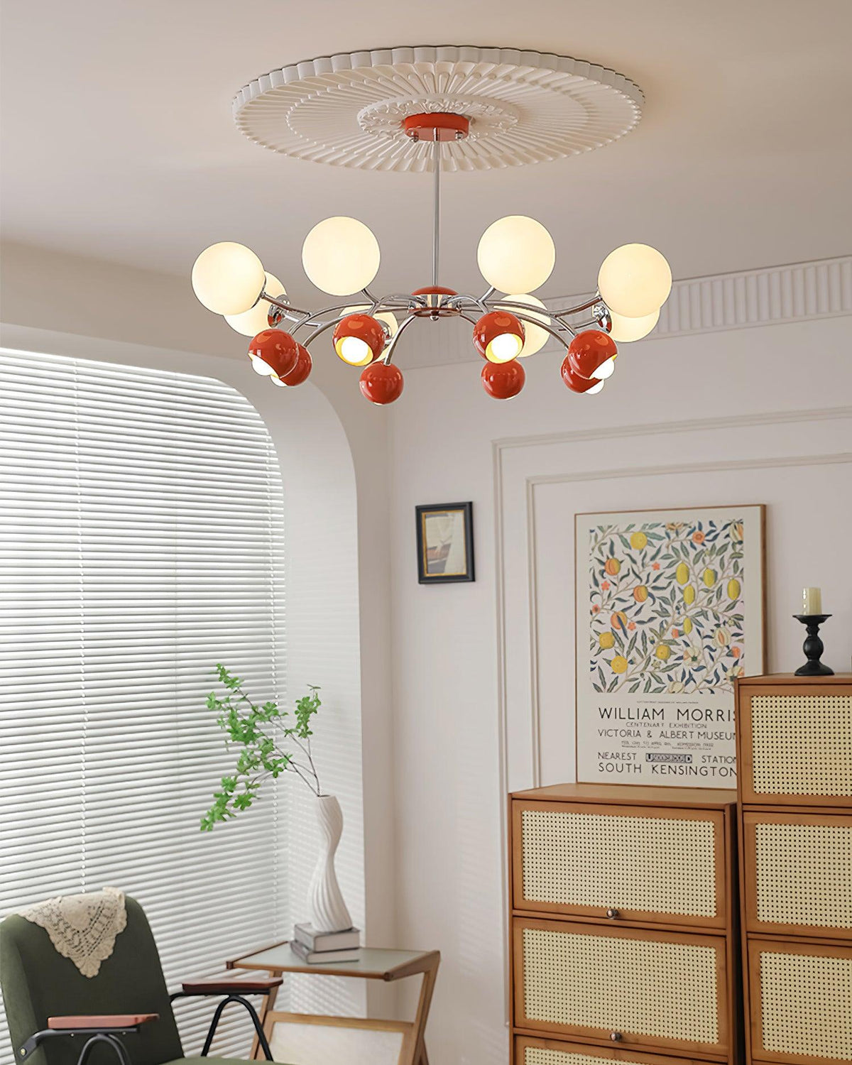Eloria lysekrone med glaskuppel og kronbladsdesign, minimalistisk stemningsbelysning