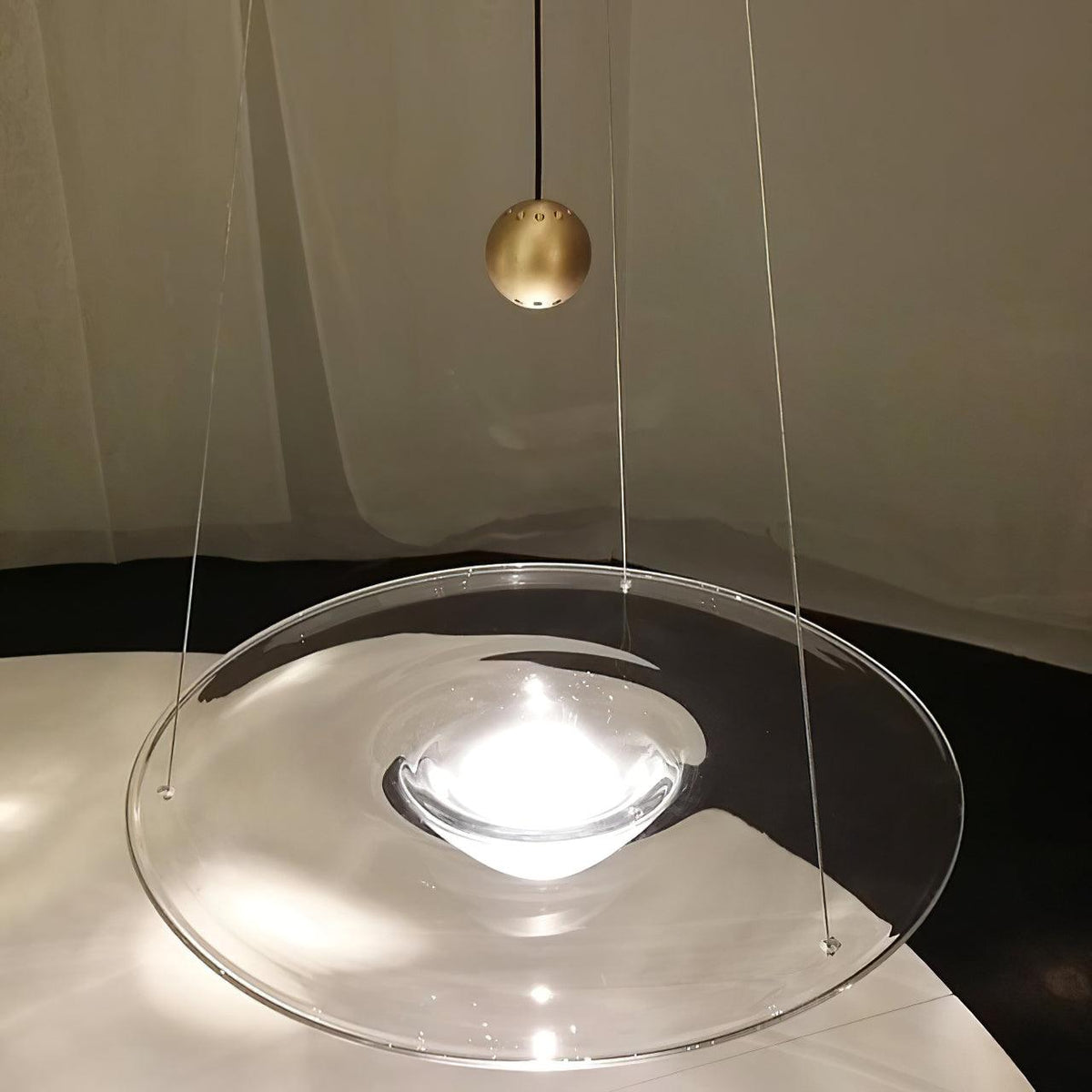 Candeeiro suspenso Aurivine minimalista em latão