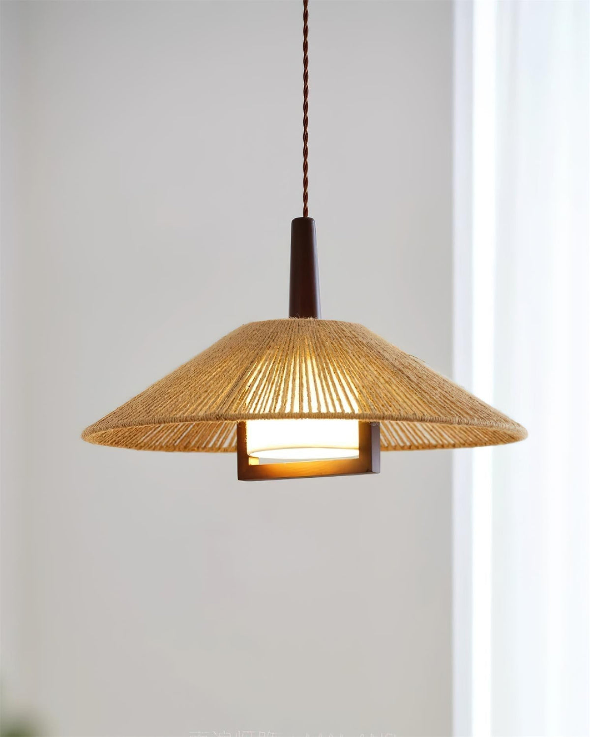 Fidoya kegleformet pendellampe i flettet rattan