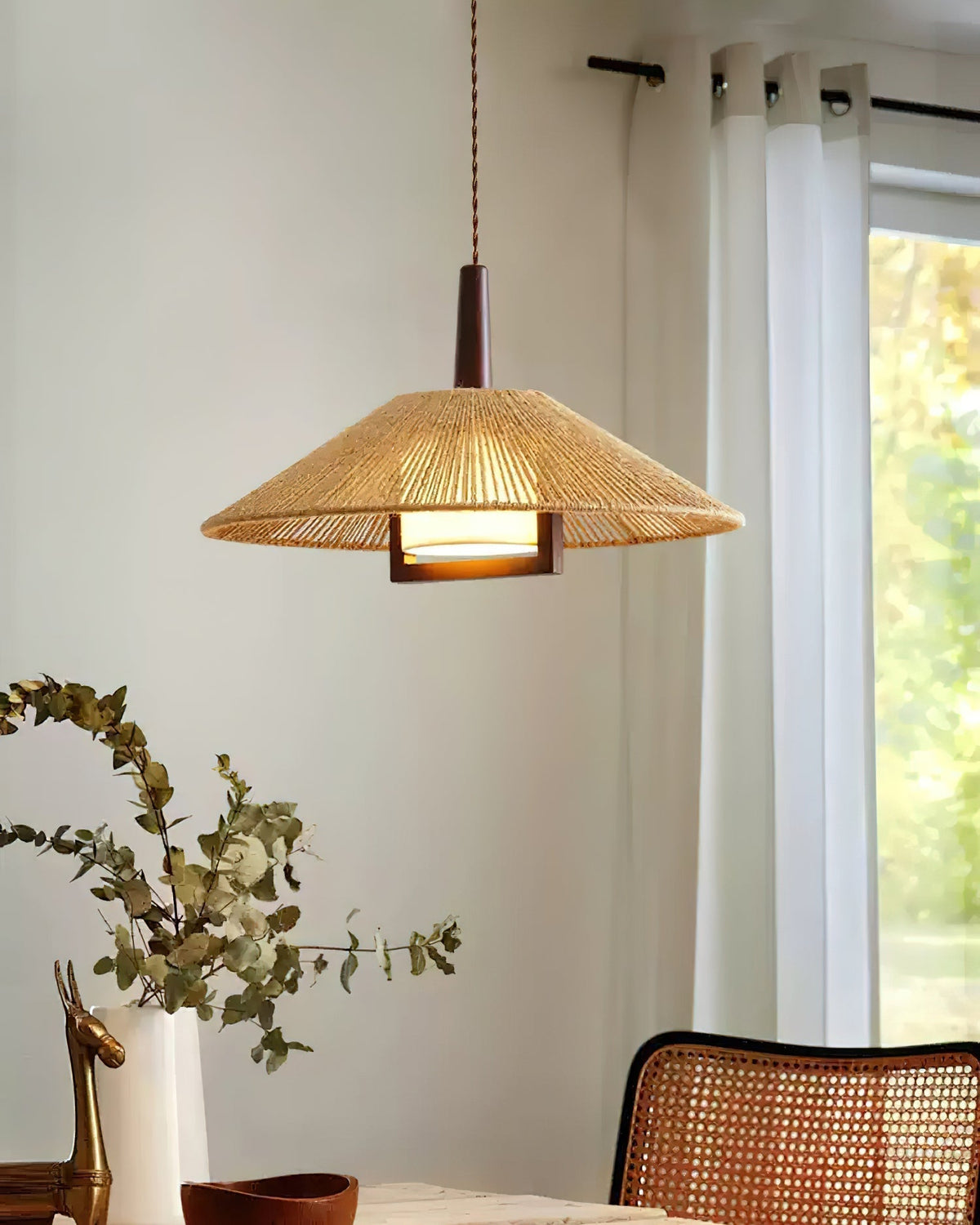 Fidoya kegleformet pendellampe i flettet rattan