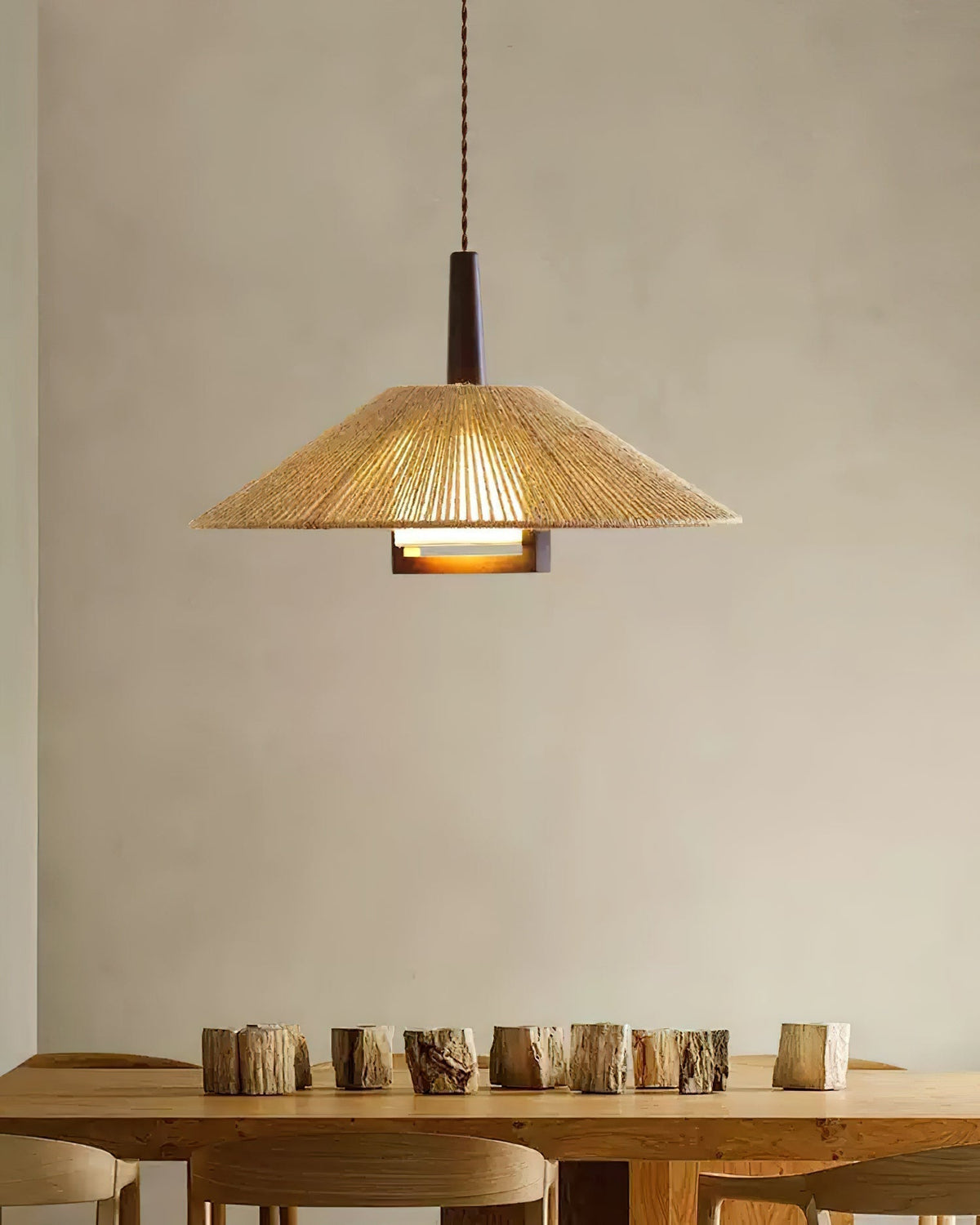 Fidoya kegleformet pendellampe i flettet rattan