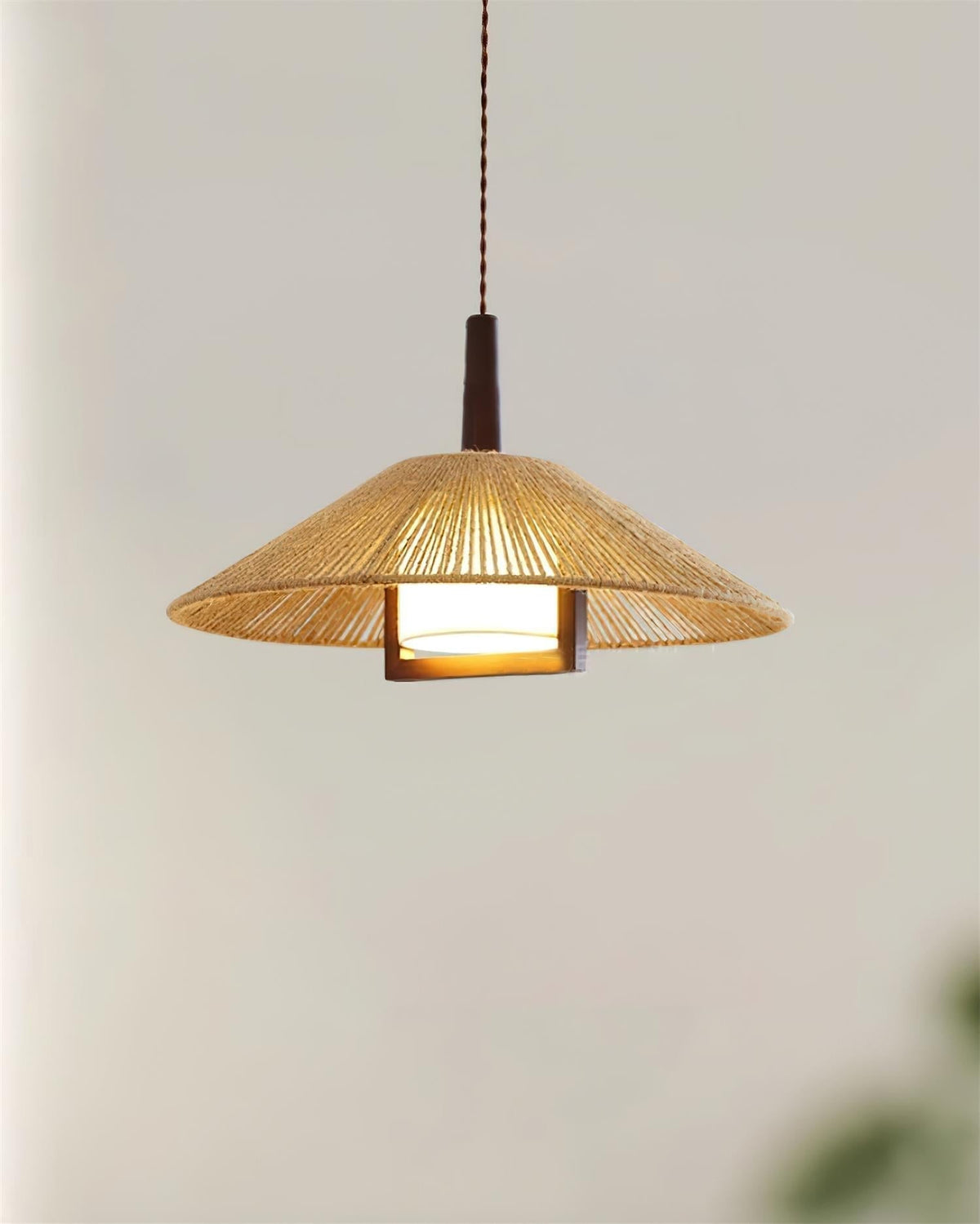 Fidoya kegleformet pendellampe i flettet rattan