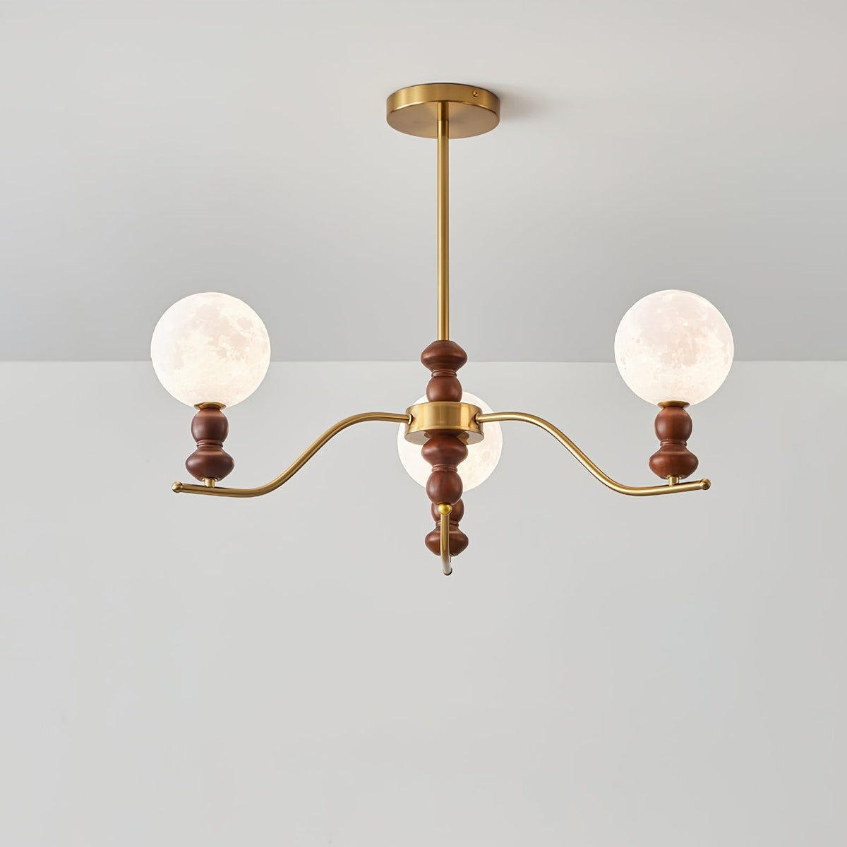 Lustre Elvivira elegante em latão e madeira, com globo lunar
