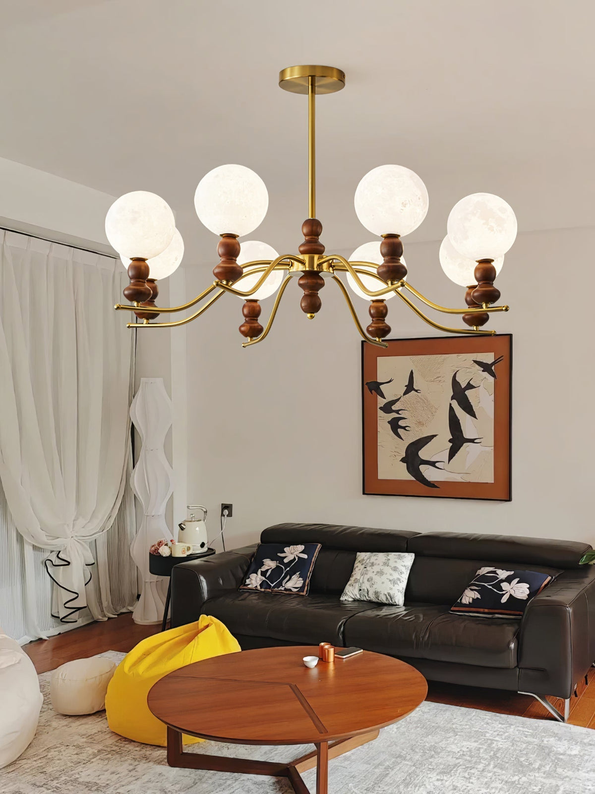 Lustre Elvivira elegante em latão e madeira, com globo lunar