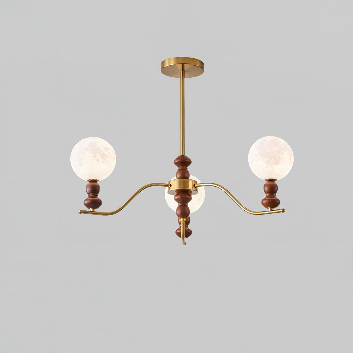 Lustre Elvivira elegante em latão e madeira, com globo lunar