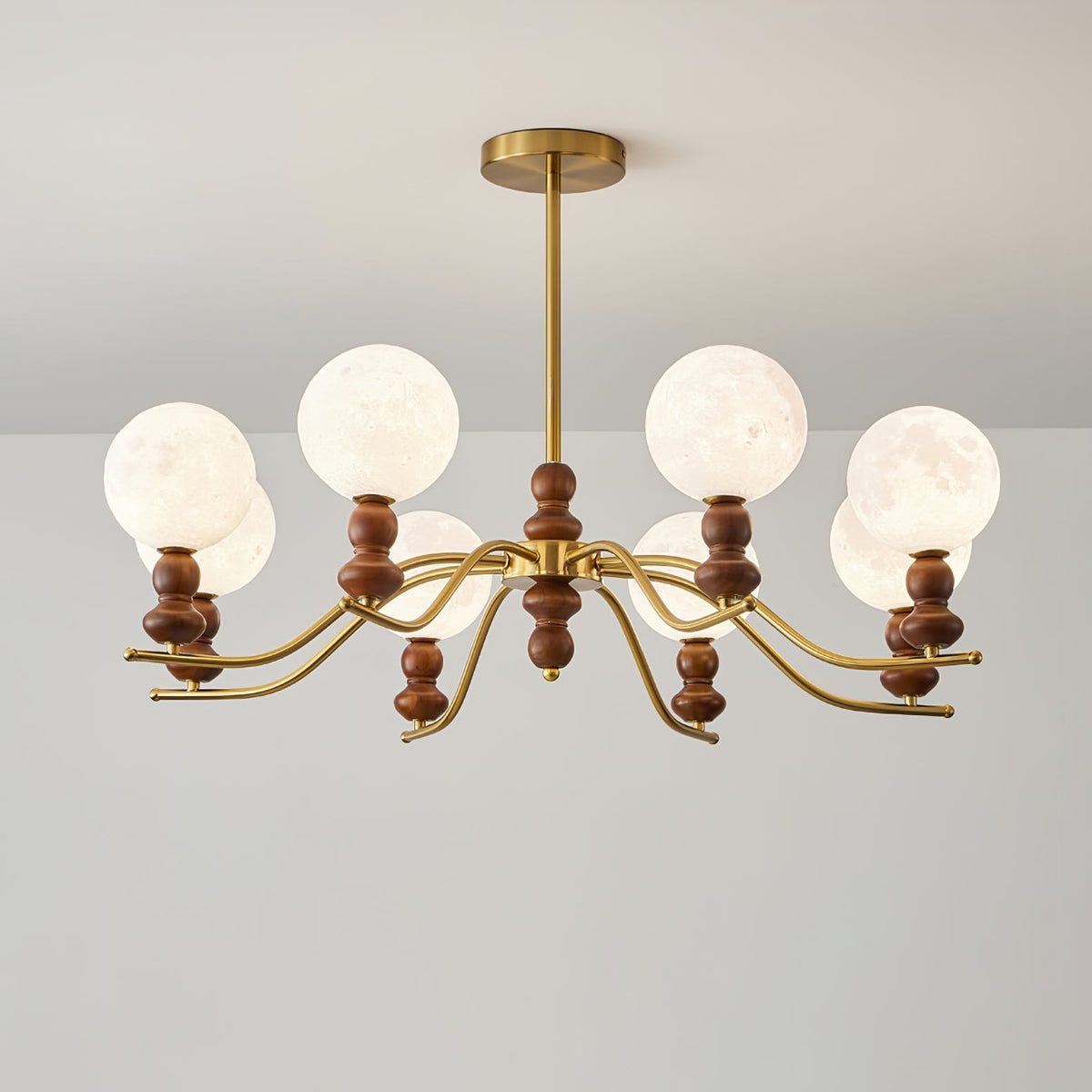 Lustre Elvivira elegante em latão e madeira, com globo lunar