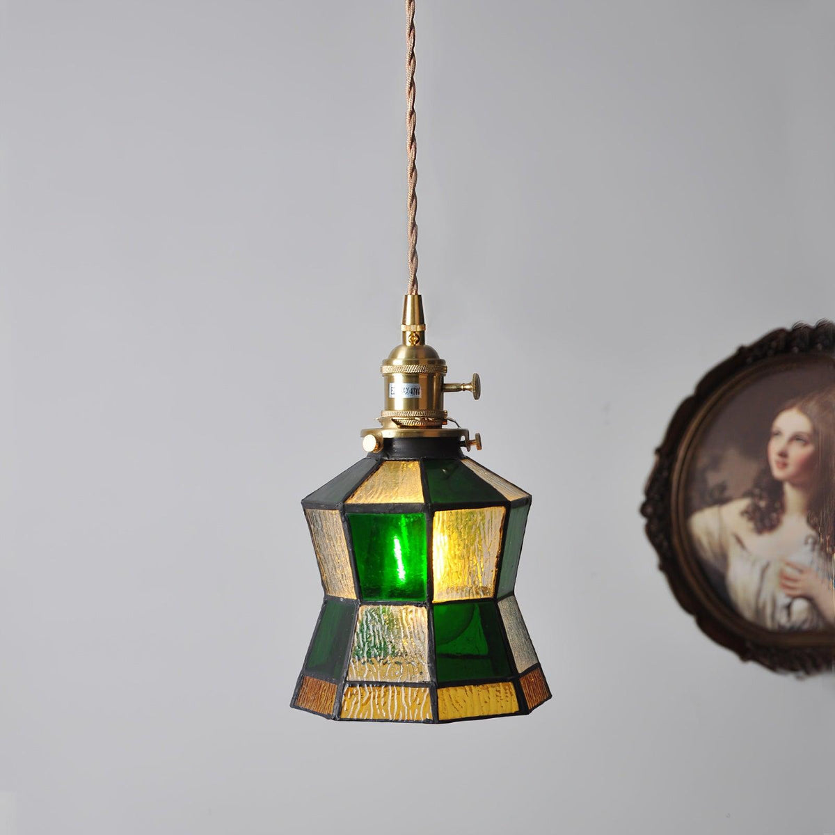 Livel ylellinen messinkiriippuvalaisin
