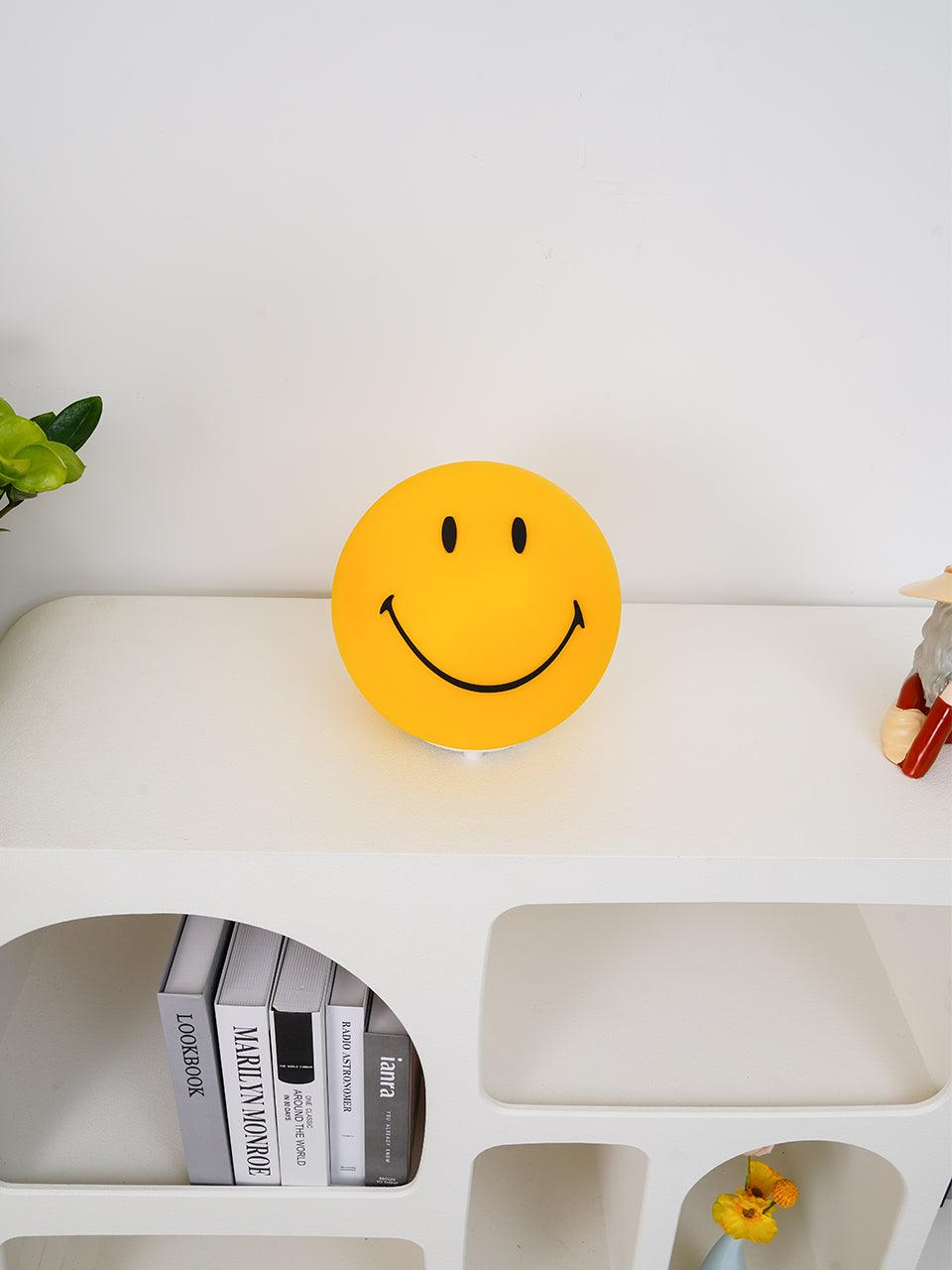 Rymt finurlig bordlampe i plast