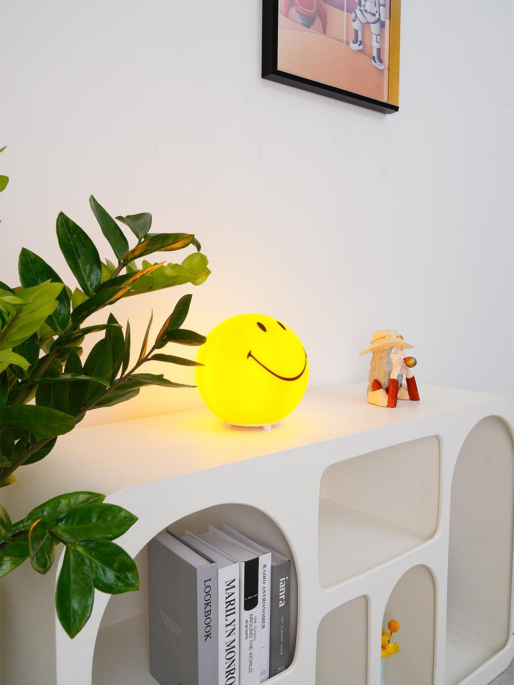 Rymt finurlig bordlampe i plast