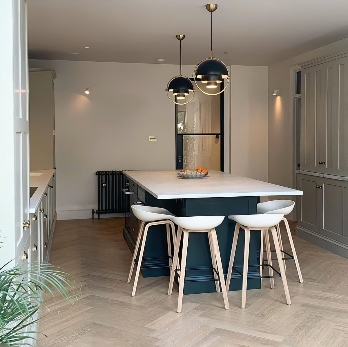 Miruaine pendellampe med deform kugle i guld