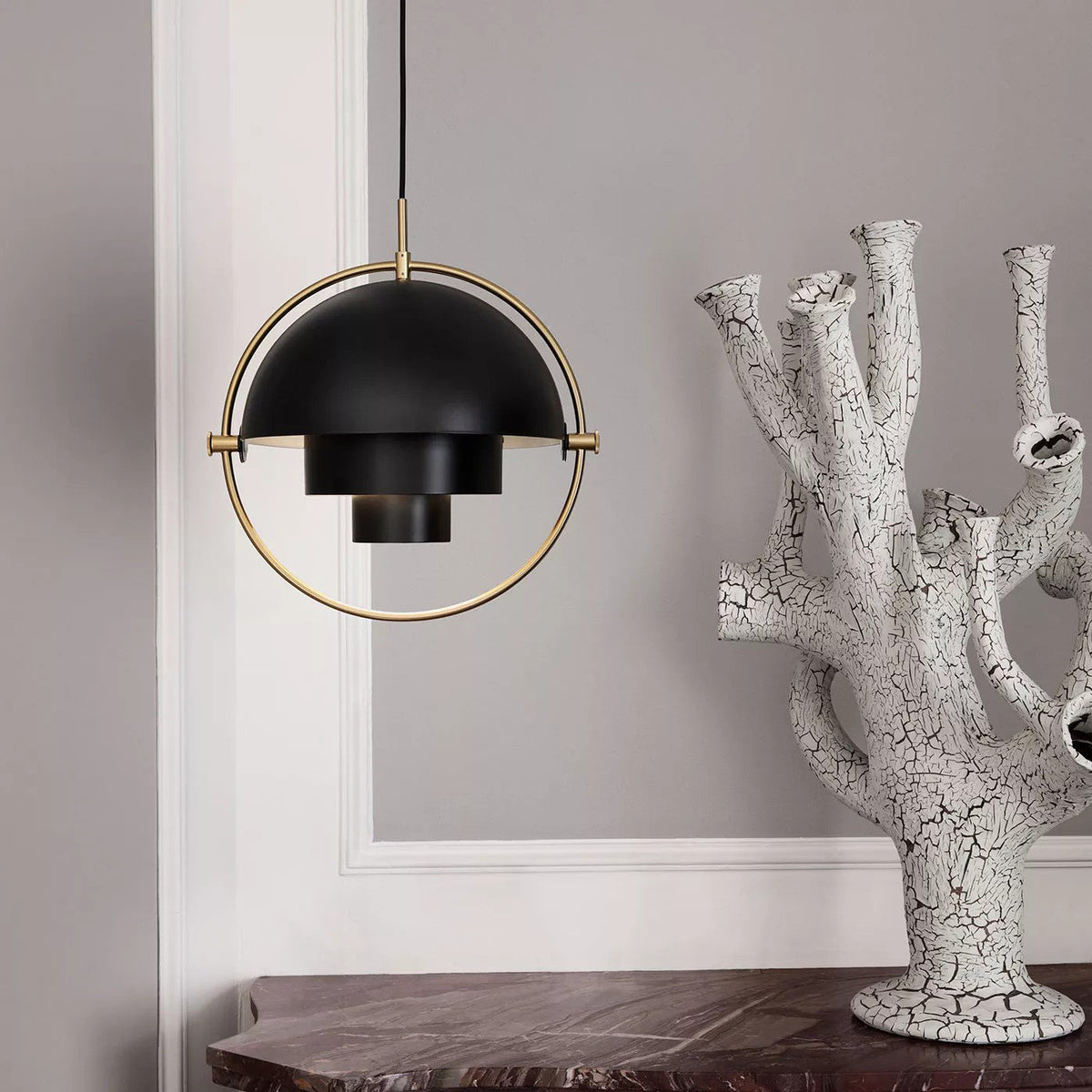 Miruaine pendellampe med deform kugle i guld