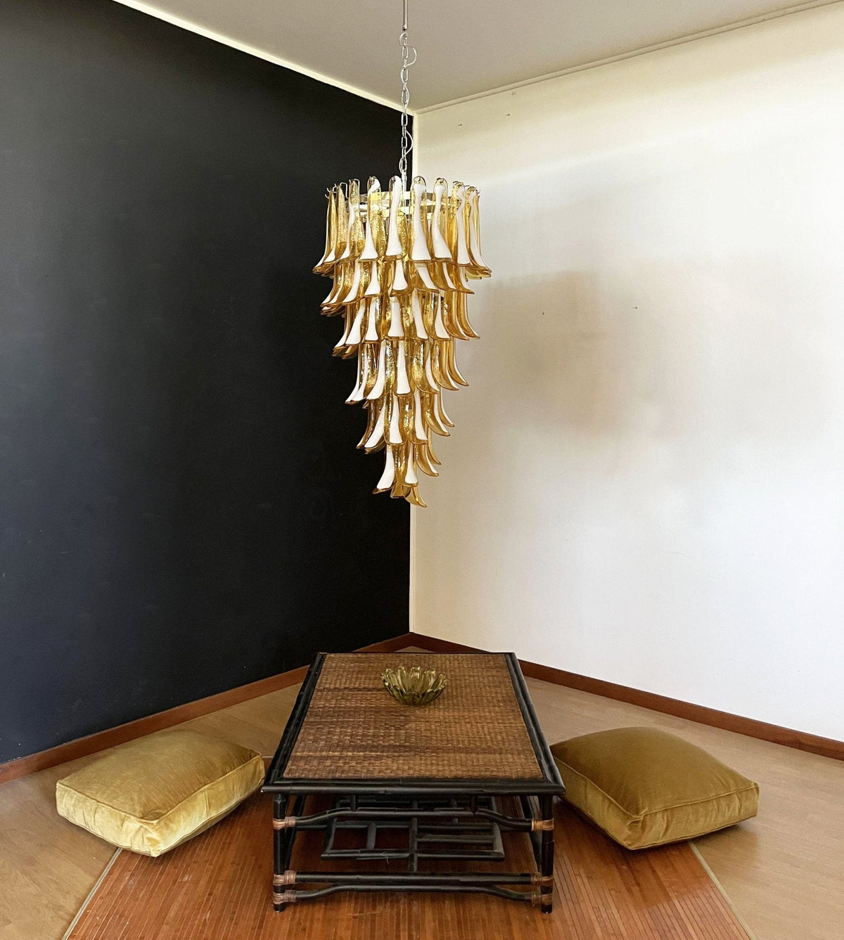 Lumenaine lysekrone med ravfarvede og hvide spiralformede Murano-glasblade