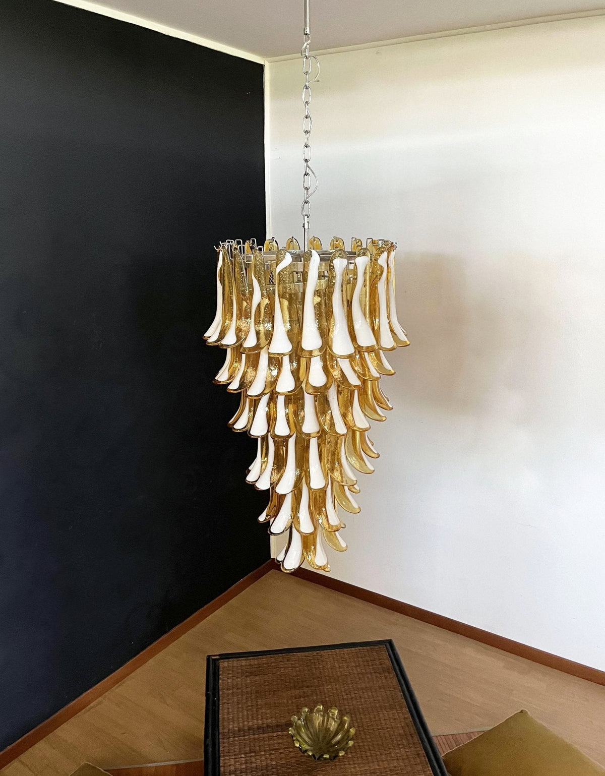 Lumenaine lysekrone med ravfarvede og hvide spiralformede Murano-glasblade