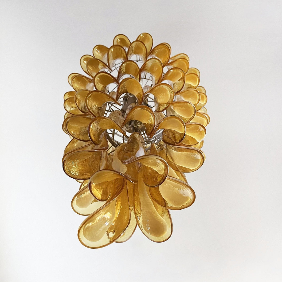 Lumenaine lysekrone med ravfarvede og hvide spiralformede Murano-glasblade