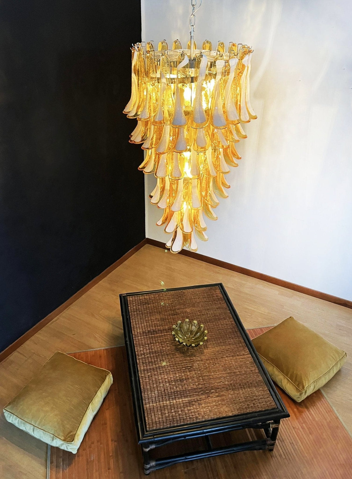 Lumenaine lysekrone med ravfarvede og hvide spiralformede Murano-glasblade