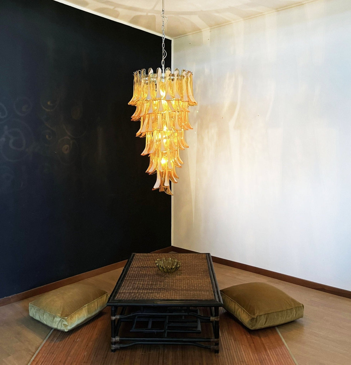 Lumenaine lysekrone med ravfarvede og hvide spiralformede Murano-glasblade