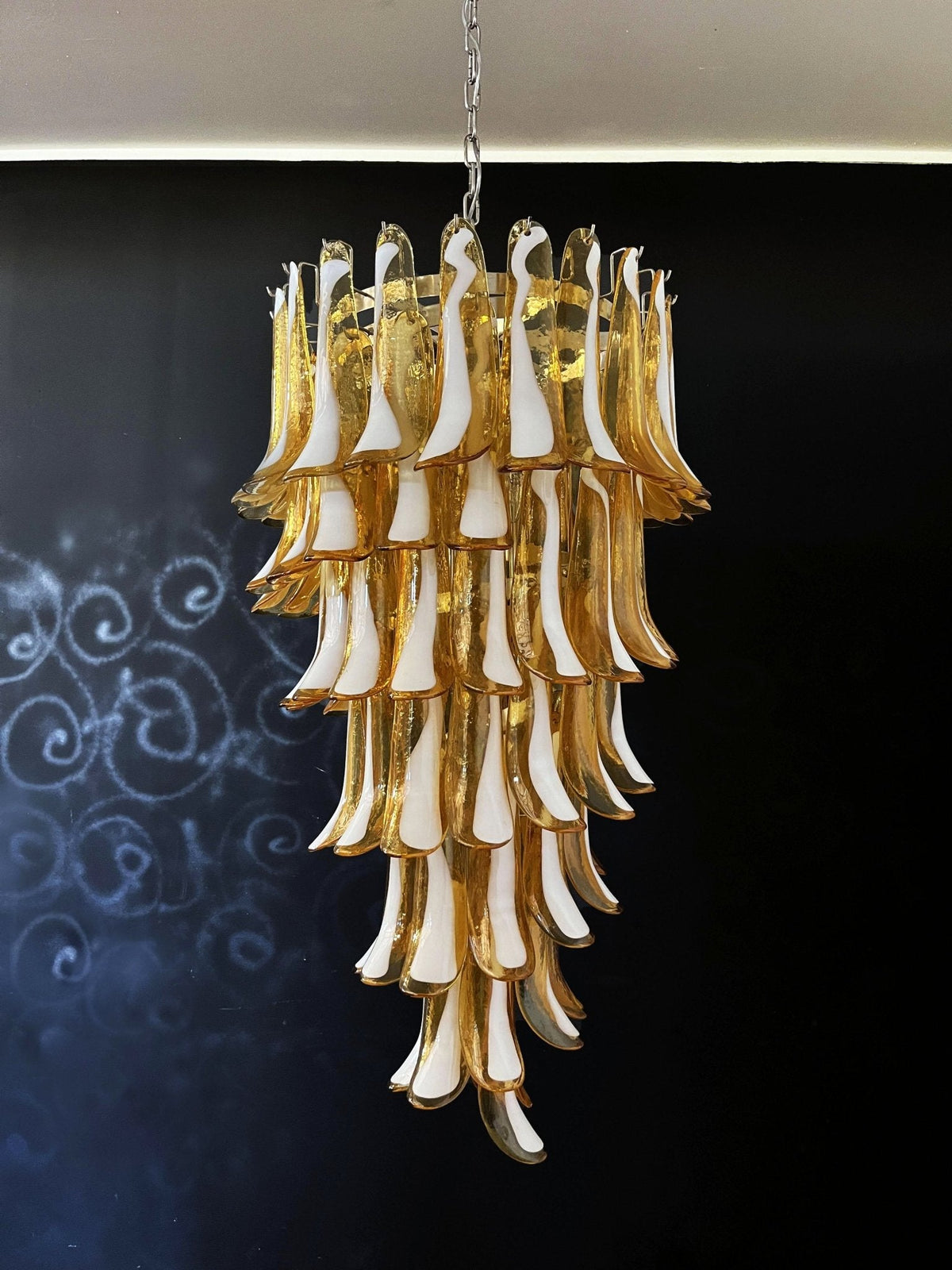 Lumenaine lysekrone med ravfarvede og hvide spiralformede Murano-glasblade