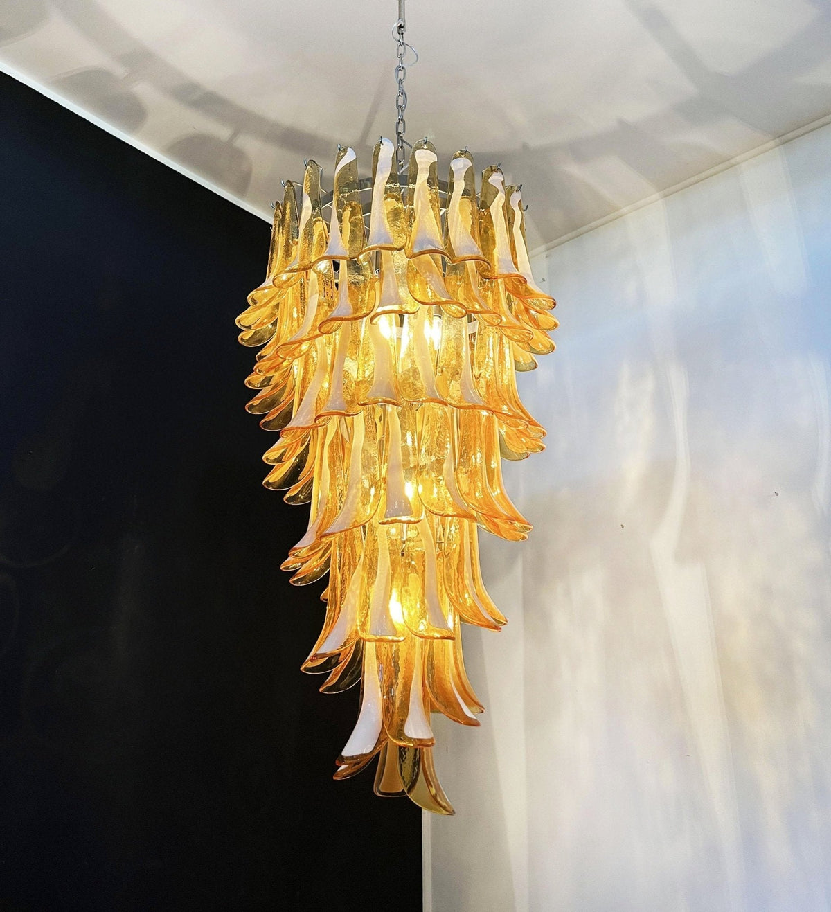 Lumenaine lysekrone med ravfarvede og hvide spiralformede Murano-glasblade