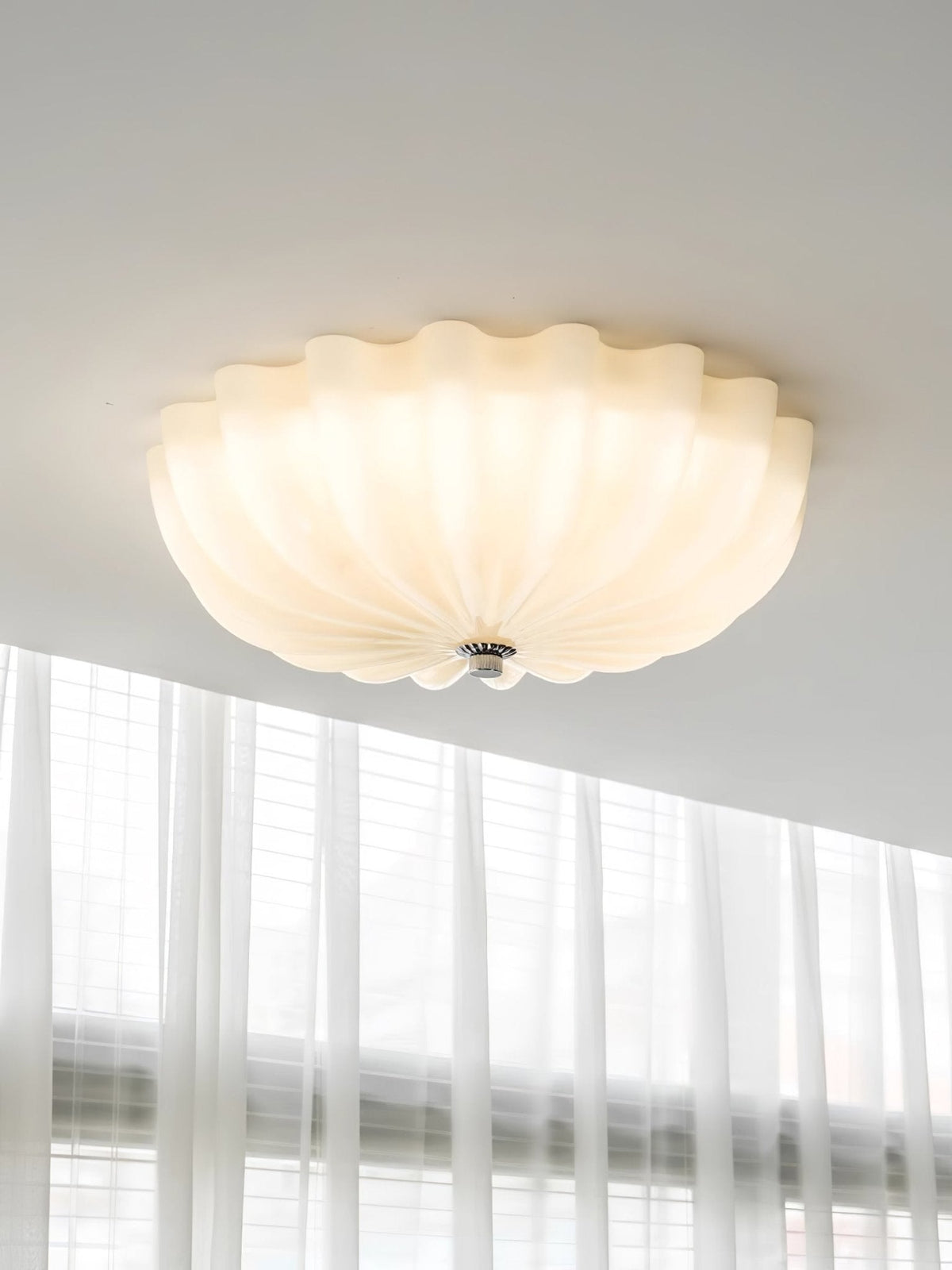 Urelis taklampa i handblåst Murano-glas, inspirerad av snäckskal