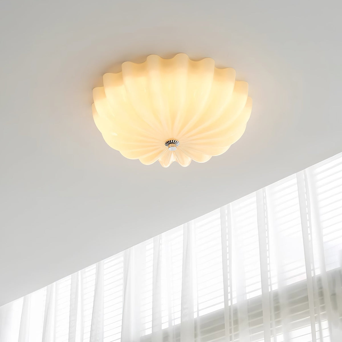 Urelis taklampa i handblåst Murano-glas, inspirerad av snäckskal