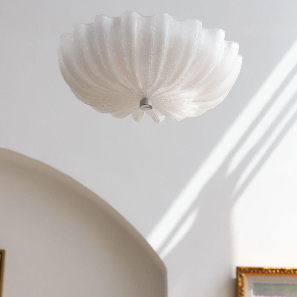 Urelis taklampa i handblåst Murano-glas, inspirerad av snäckskal