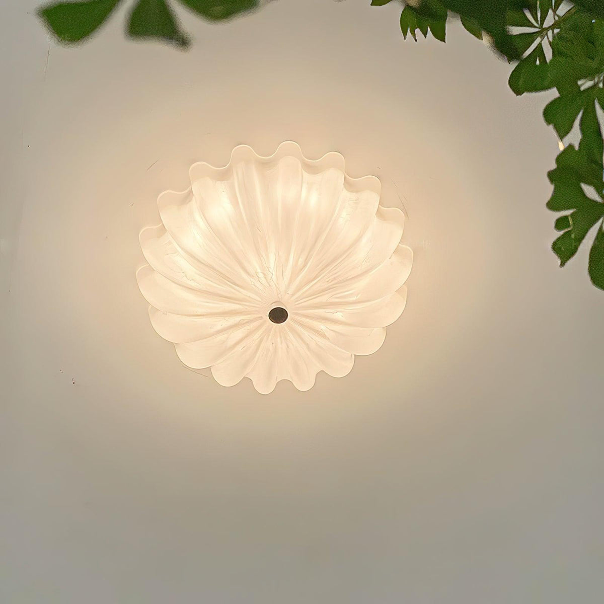 Urelis taklampa i handblåst Murano-glas, inspirerad av snäckskal