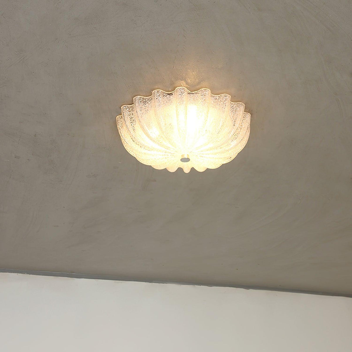Urelis taklampa i handblåst Murano-glas, inspirerad av snäckskal