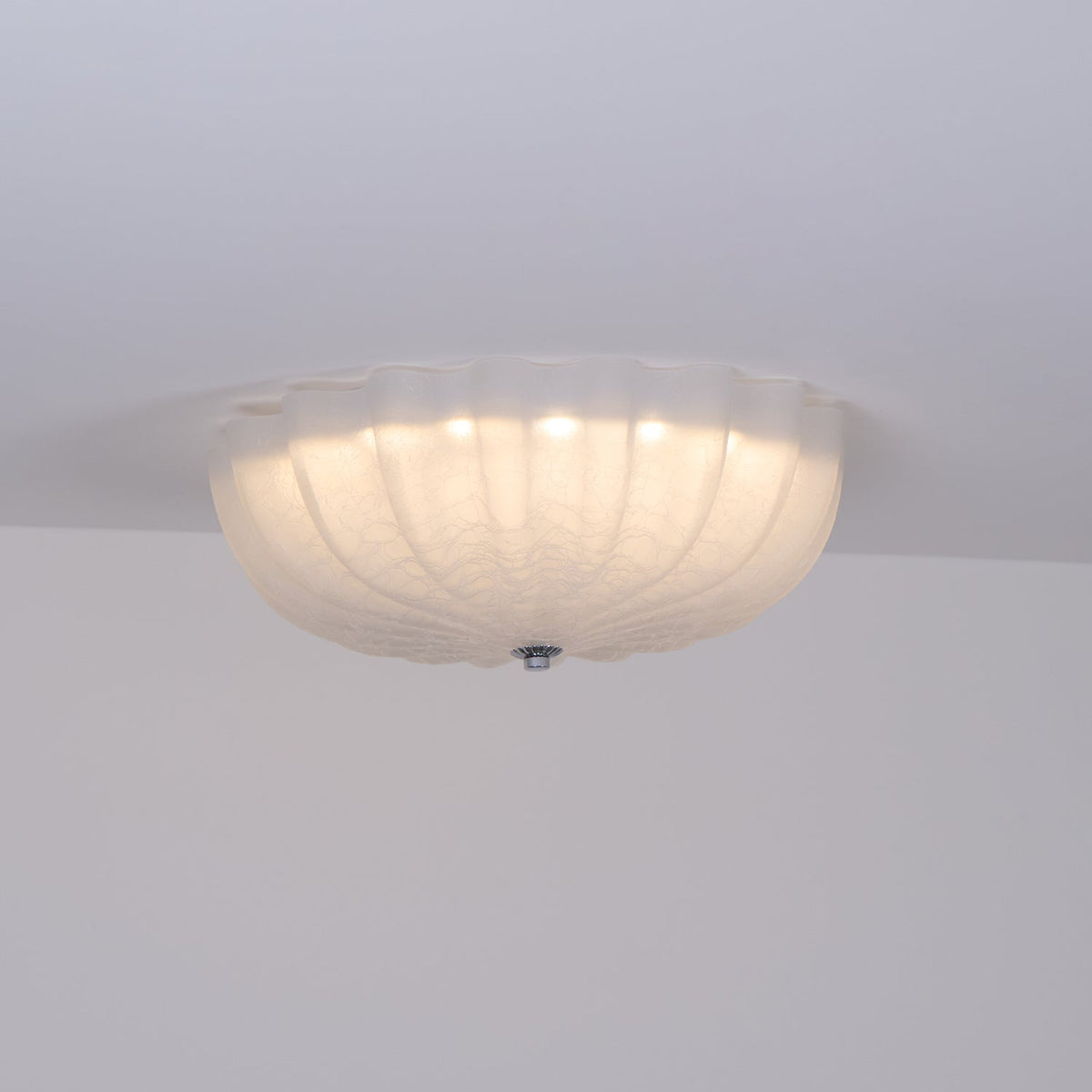 Urelis taklampa i handblåst Murano-glas, inspirerad av snäckskal