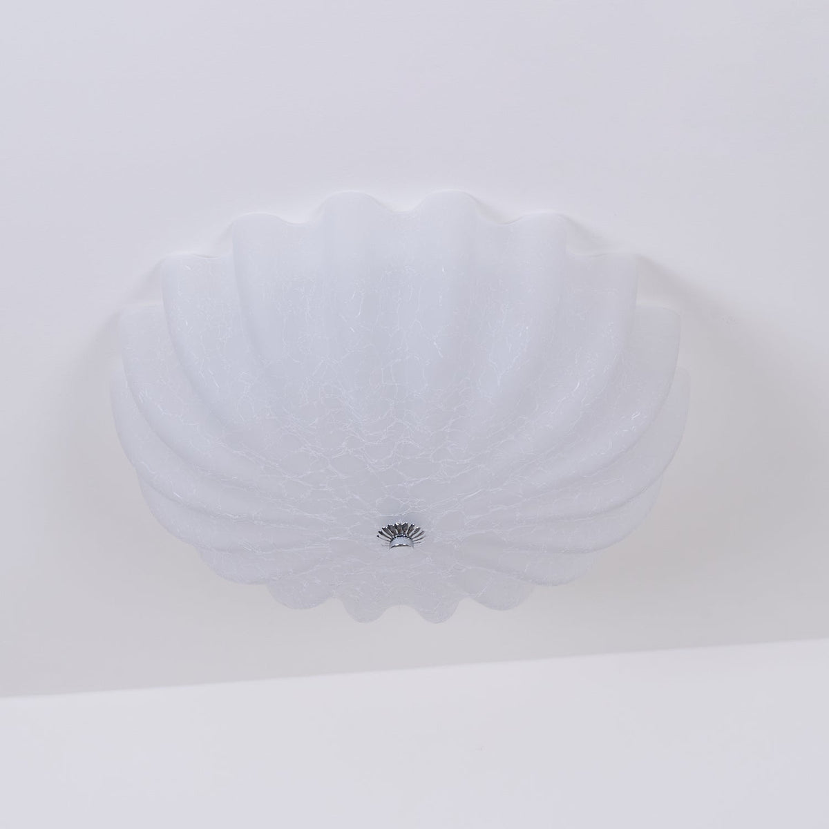 Urelis taklampa i handblåst Murano-glas, inspirerad av snäckskal