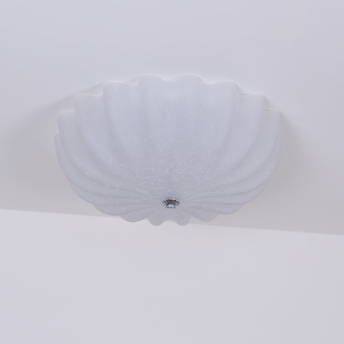 Urelis taklampa i handblåst Murano-glas, inspirerad av snäckskal