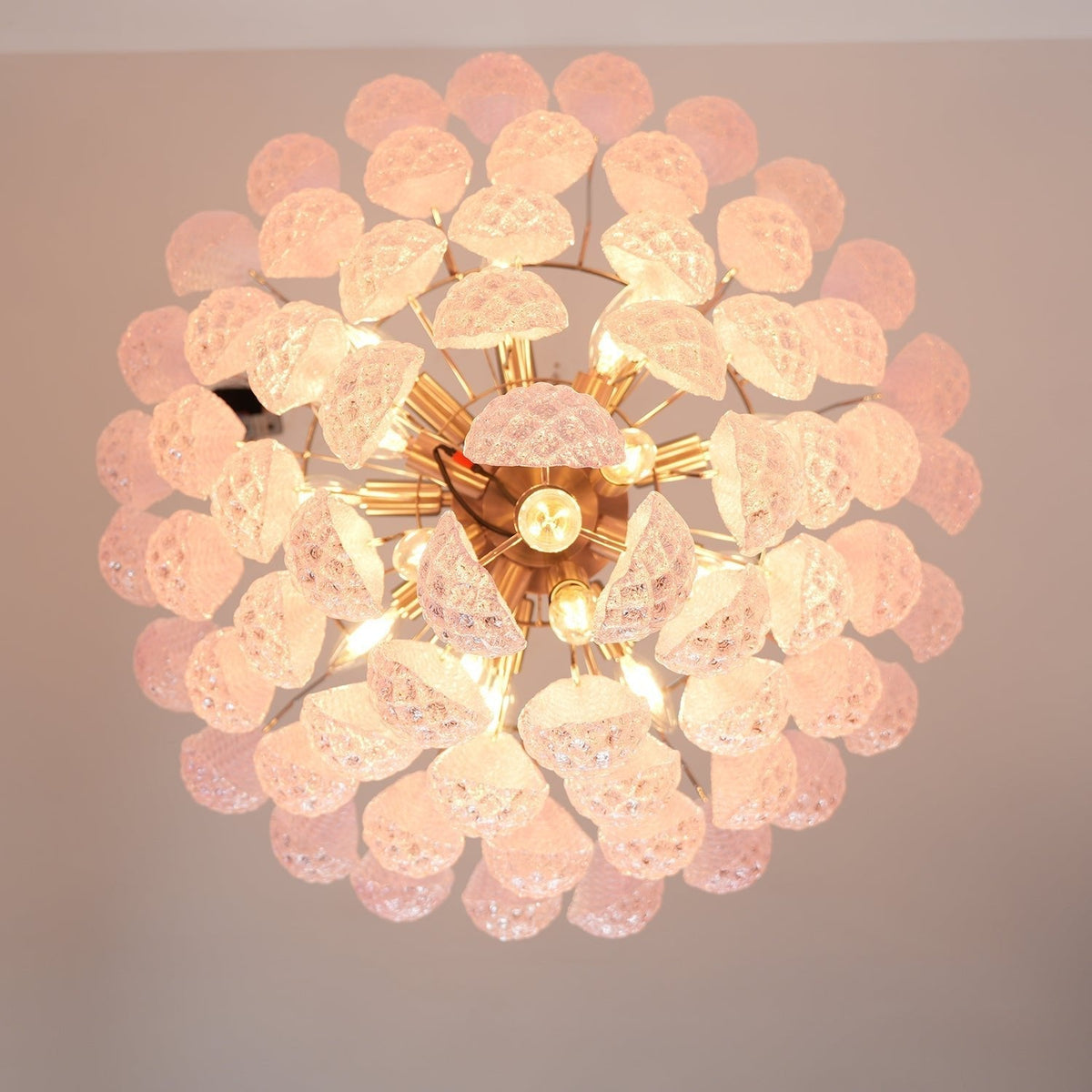 Lustre em vidro Murano rosa com gotas em cascata e padrão de diamantes Veliena