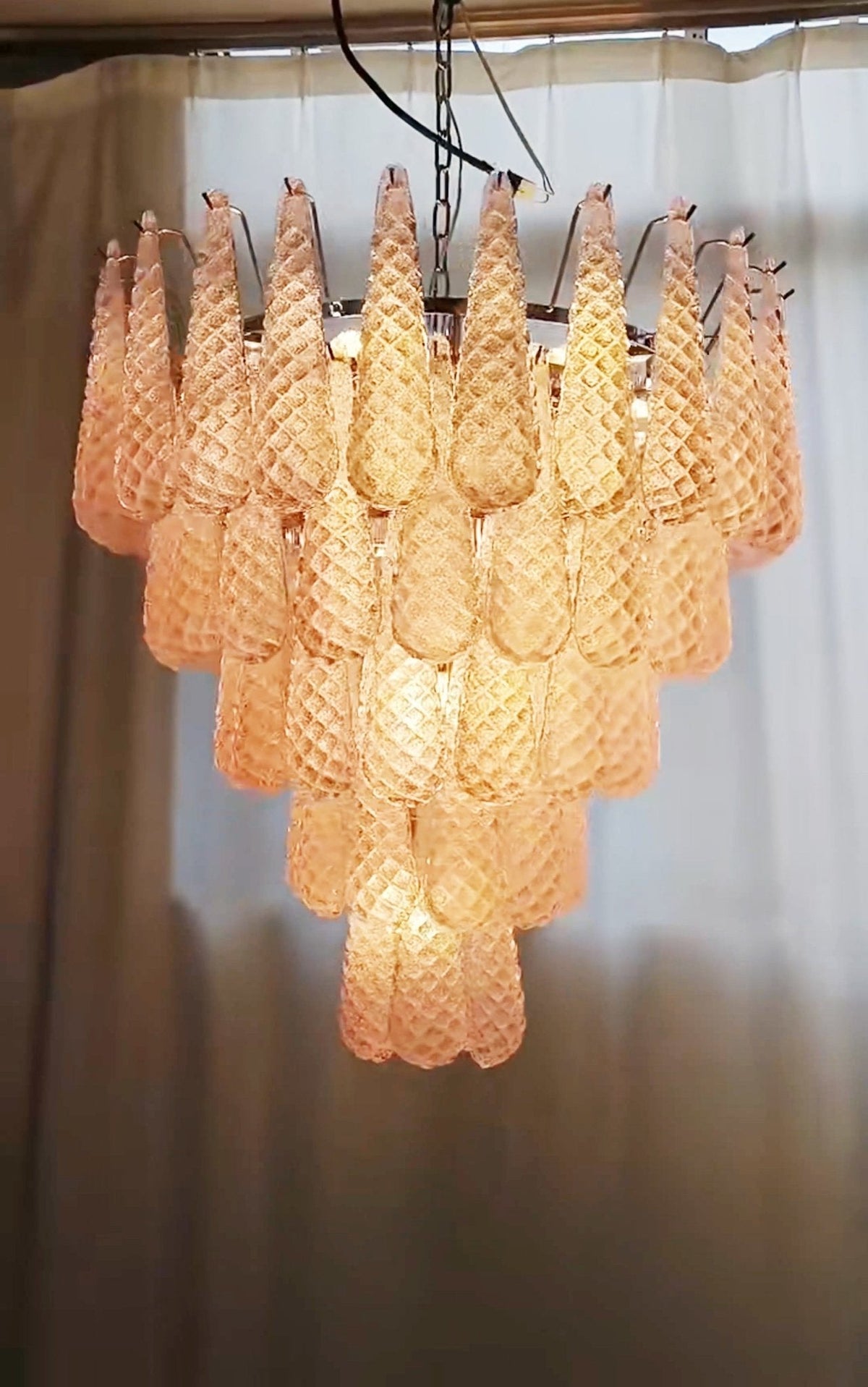 Lustre em vidro Murano rosa com gotas em cascata e padrão de diamantes Veliena