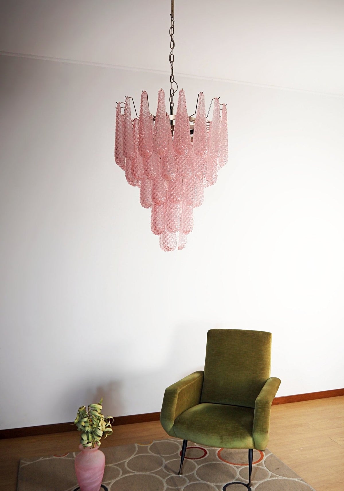 Lustre em vidro Murano rosa com gotas em cascata e padrão de diamantes Veliena
