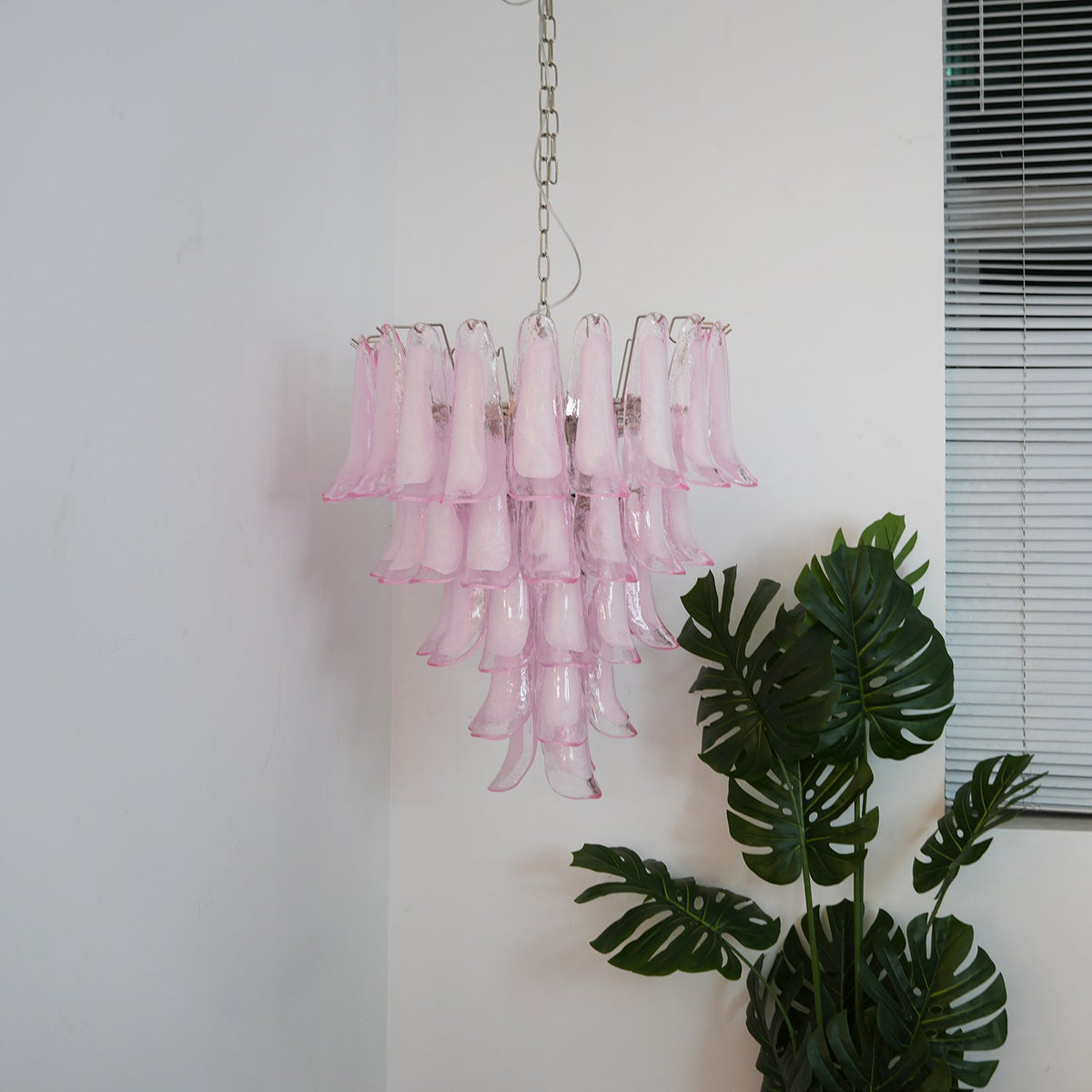 Velorira kristallkrona med rosa kronblad av Muranoglas och kaskad