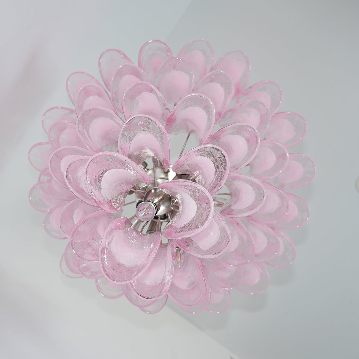 Velorira kristallkrona med rosa kronblad av Muranoglas och kaskad