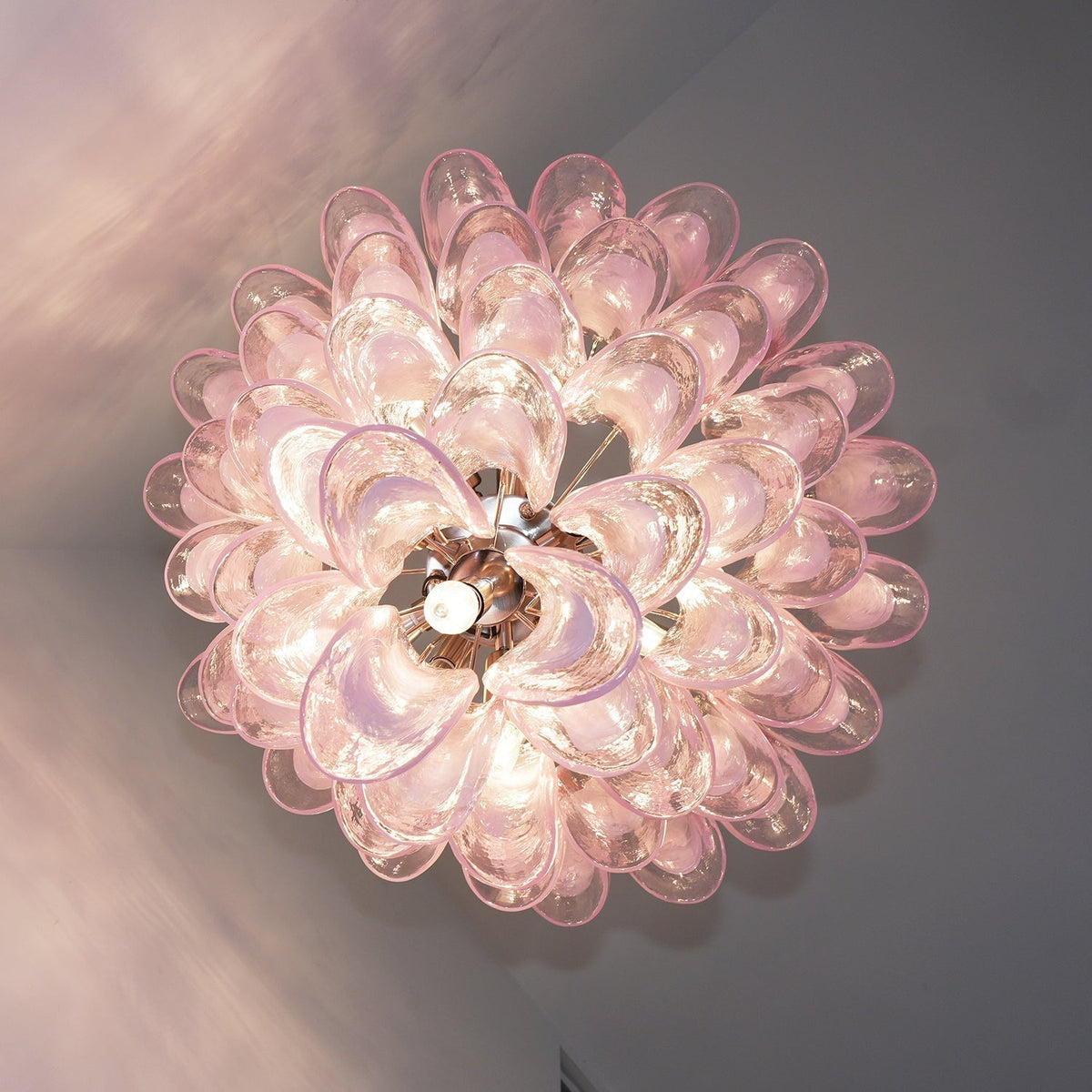 Velorira kristallkrona med rosa kronblad av Muranoglas och kaskad