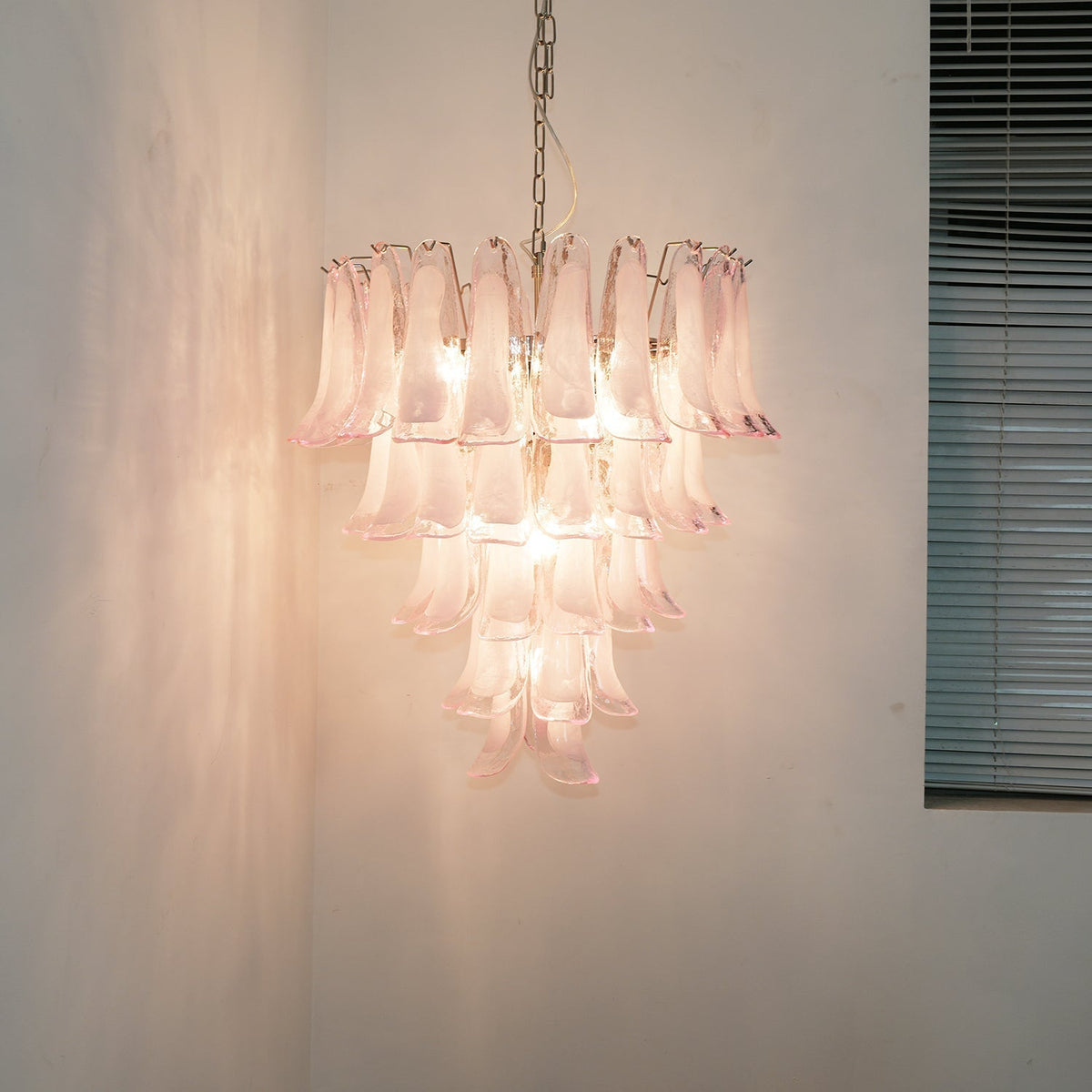 Velorira kristallkrona med rosa kronblad av Muranoglas och kaskad